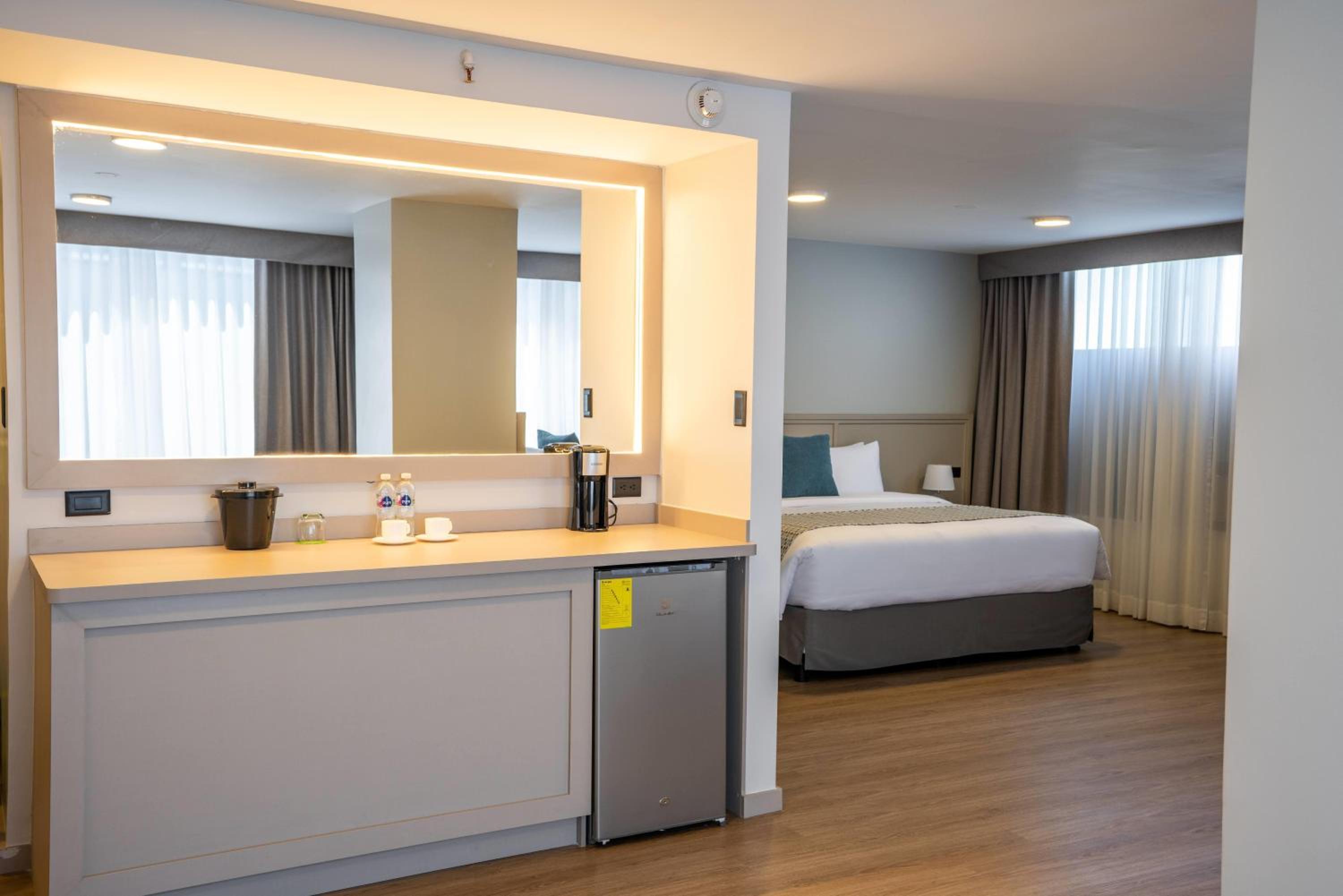 Triple Room with One King Bed and One Twin Bed - Non-Smoking - Photo 5