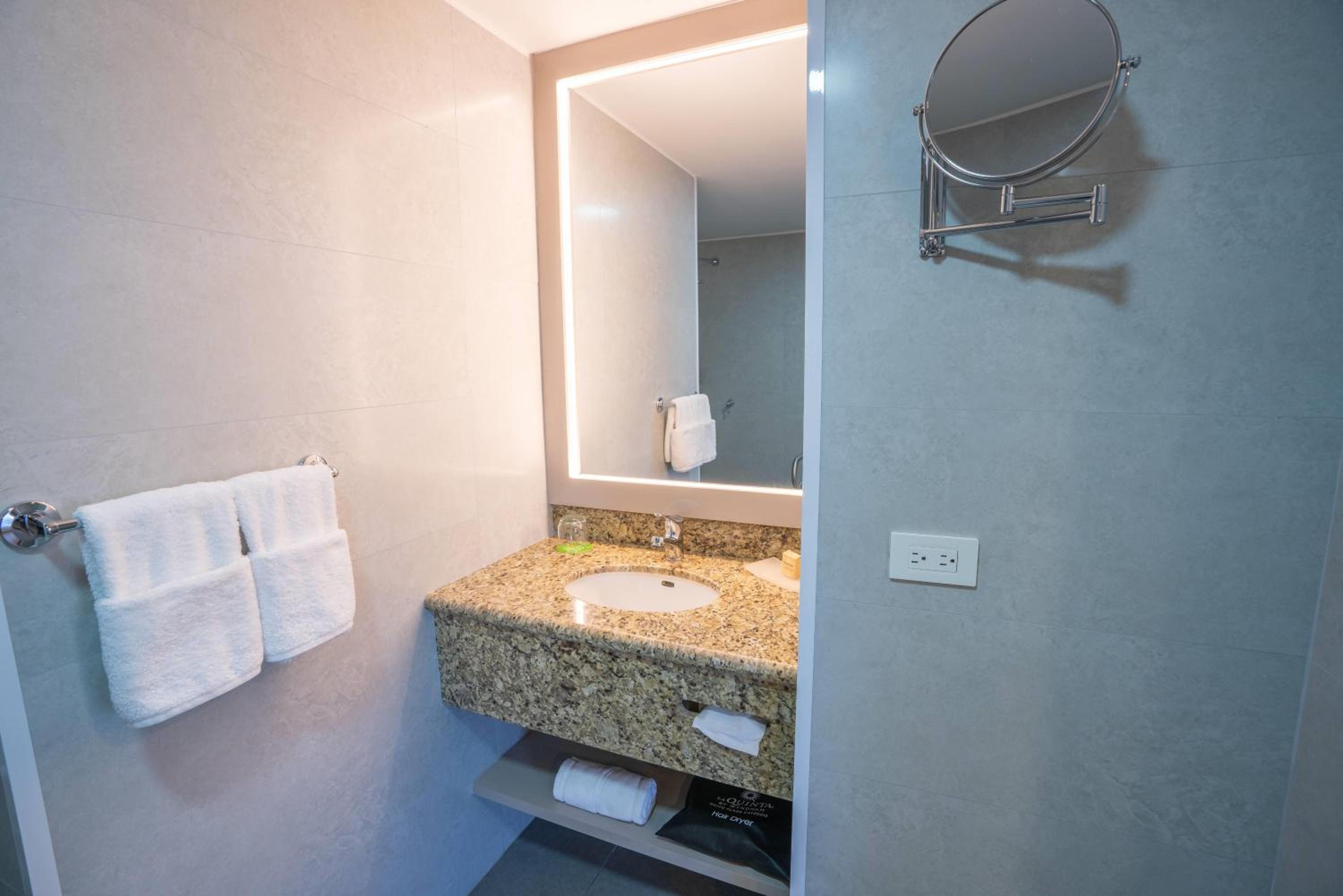 Queen Room - Mobility Access/Non-Smoking - Photo 6