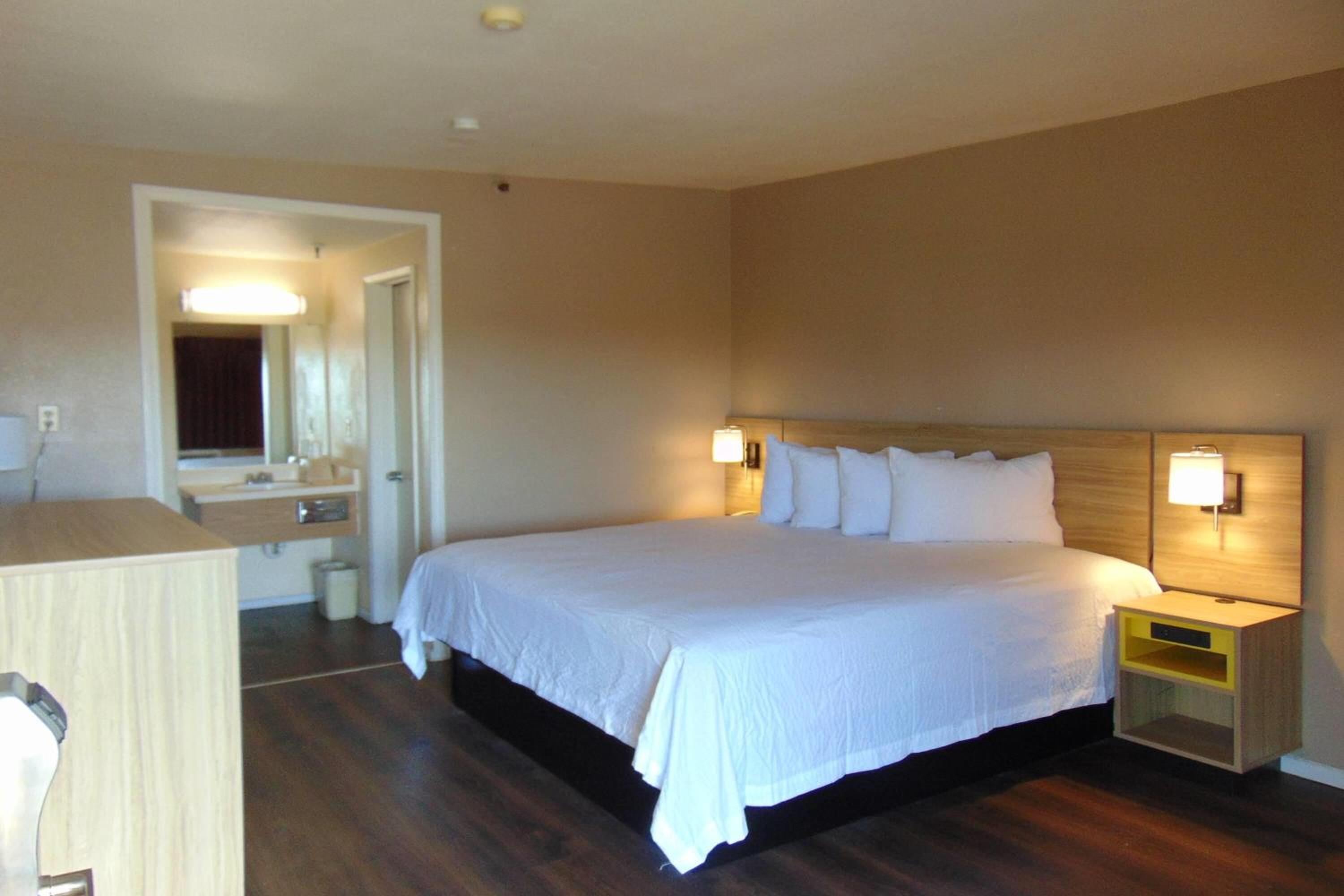 King Room - Non-Smoking - Photo 1