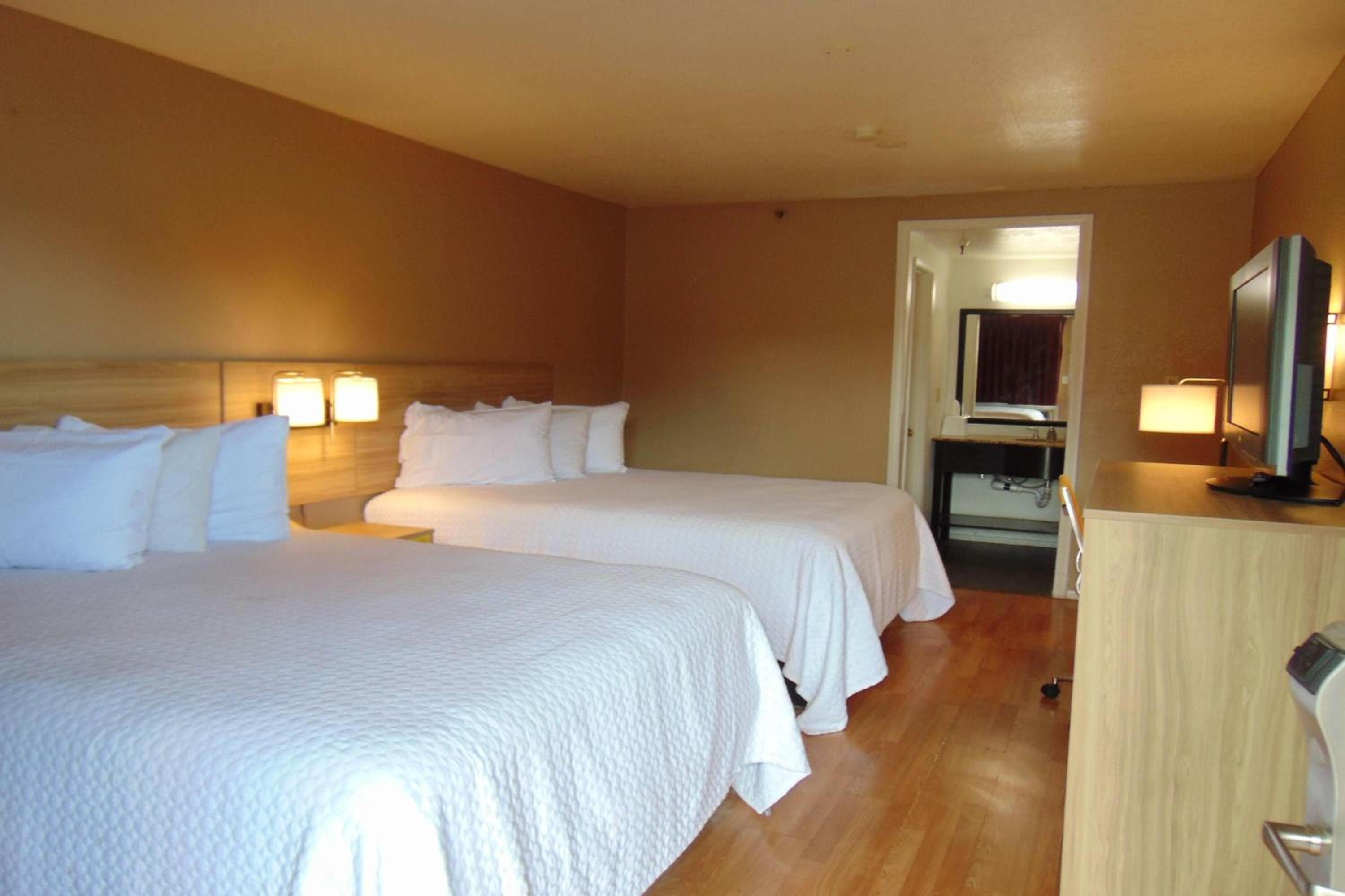 Queen Room with Two Queen Beds - Non-Smoking - Photo 2