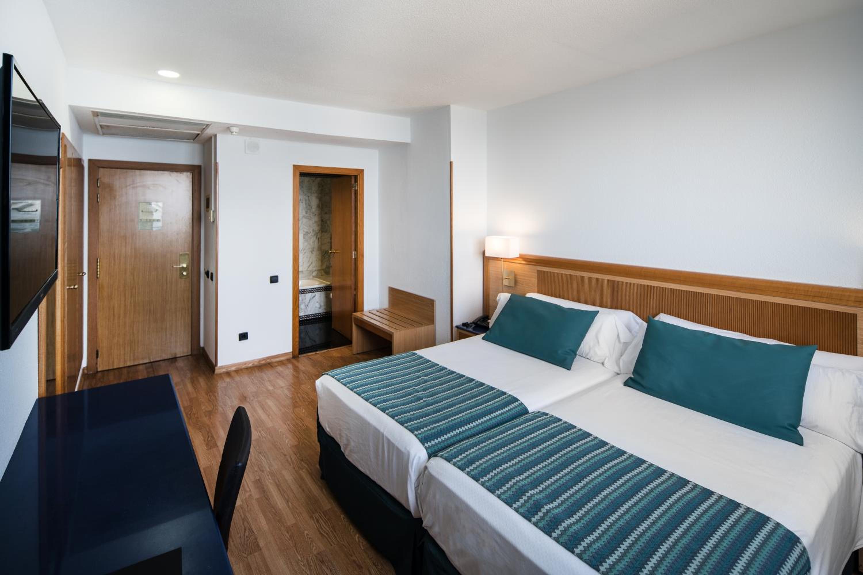 Double or Twin Room with Balcony - Photo 2