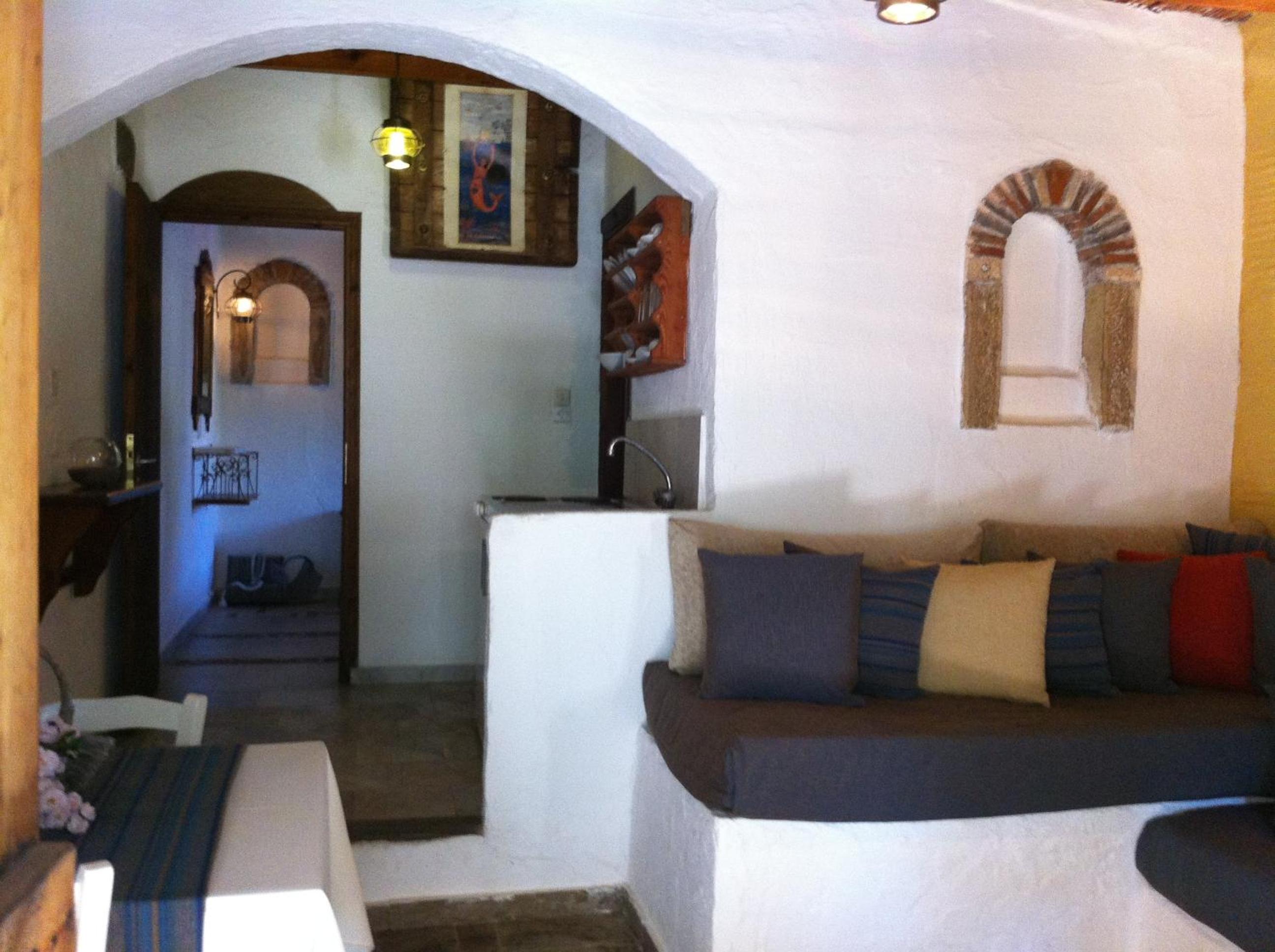 One-Bedroom Apartment - Photo 2