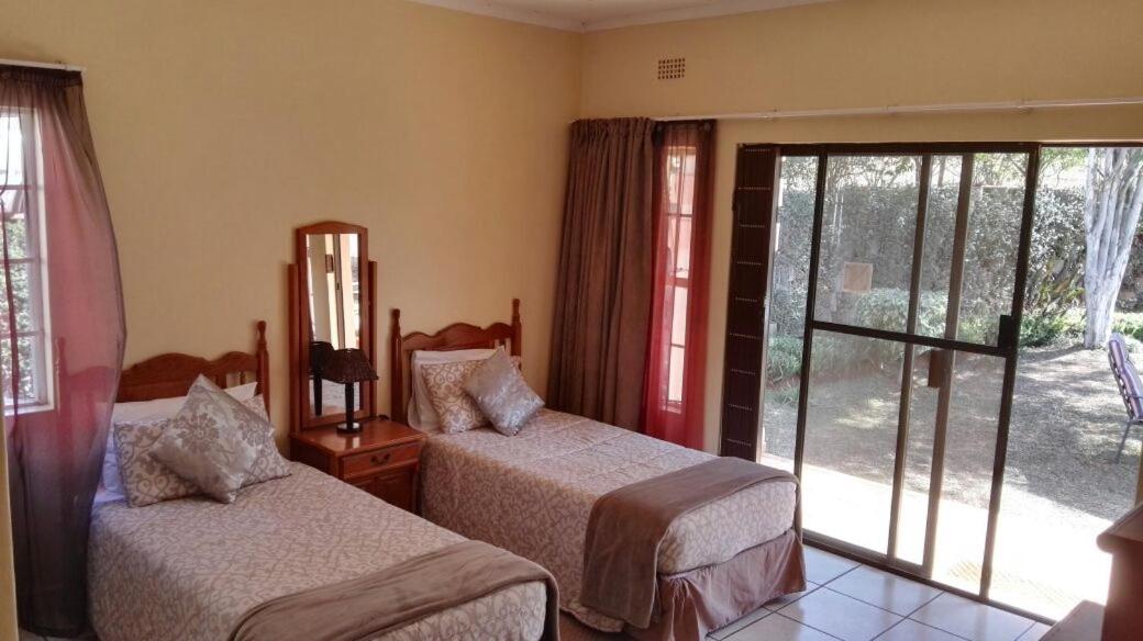 Standard Twin Room with Garden View photo 2