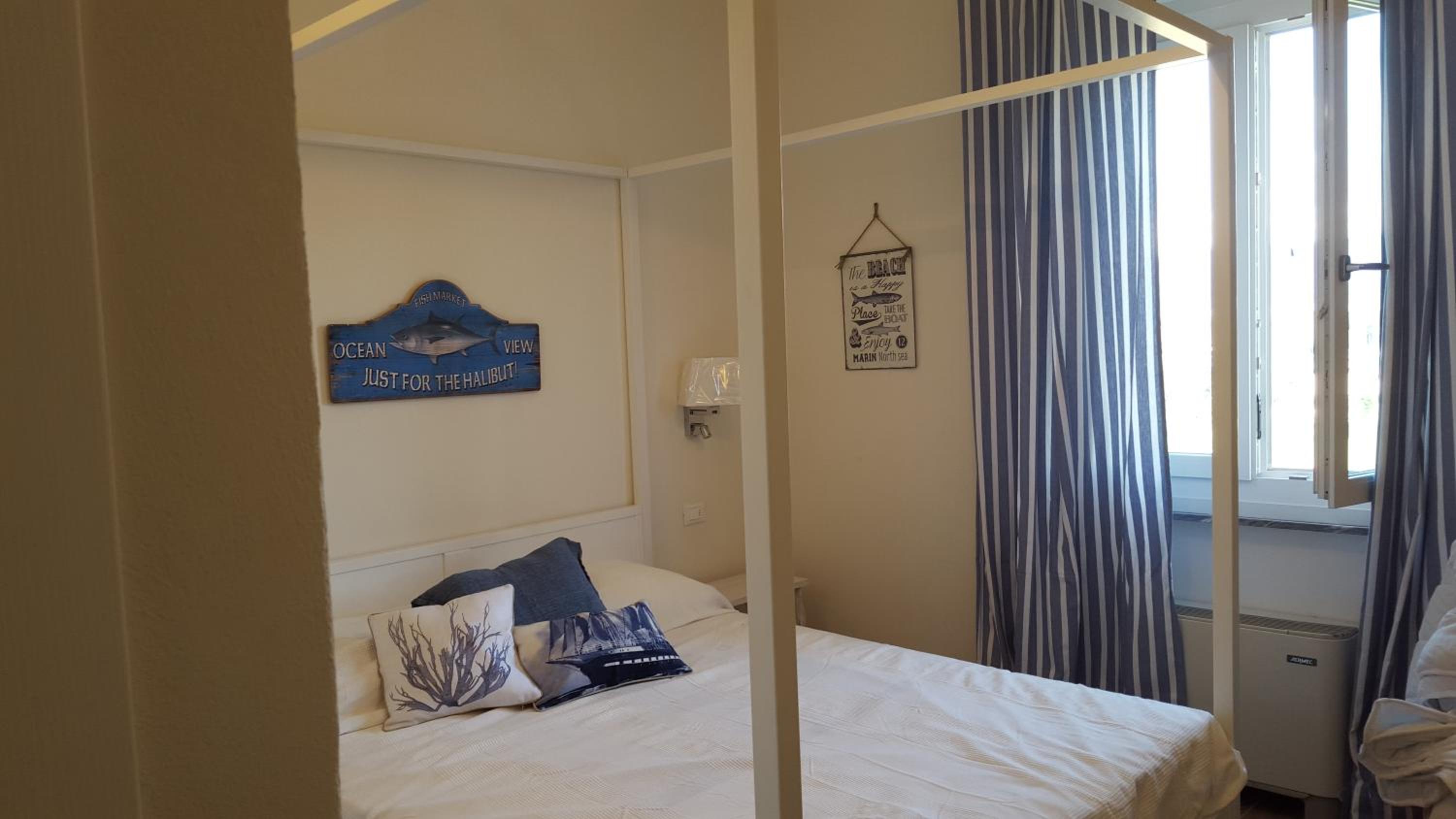 Deluxe King Room - Photo 1