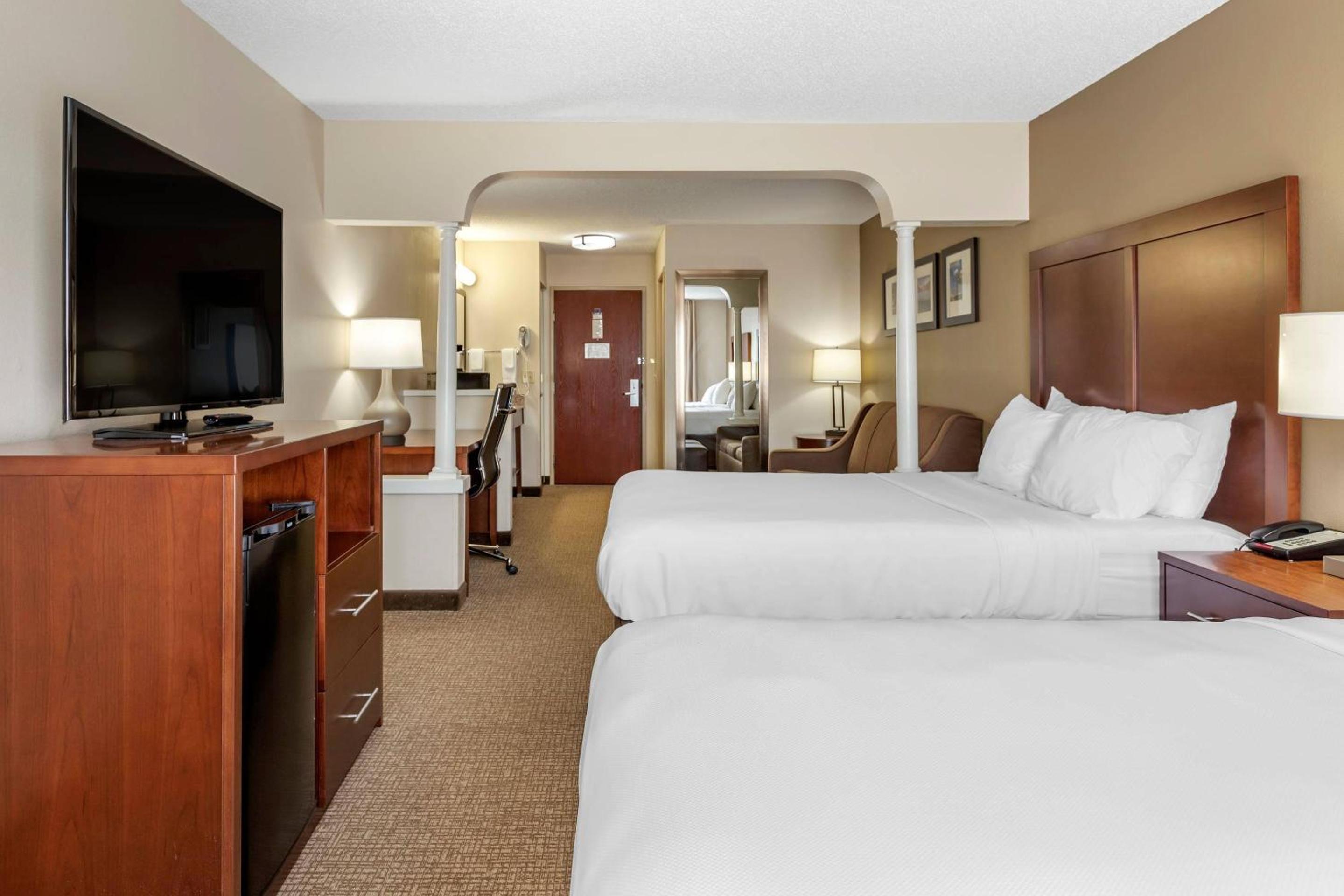Queen Suite with Two Queen Beds - Non-Smoking - Photo 4