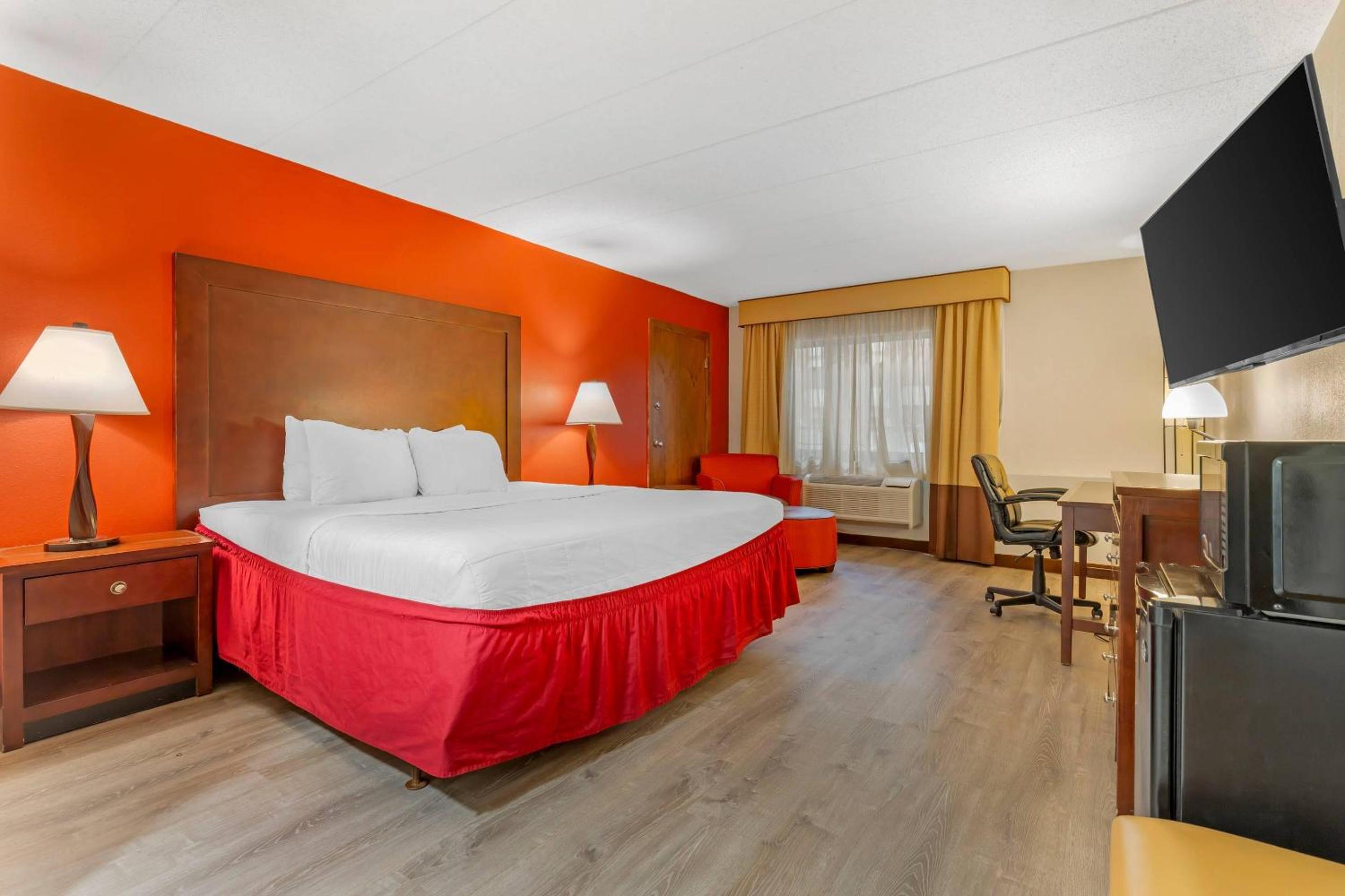 King Room - Non Smoking - Photo 1