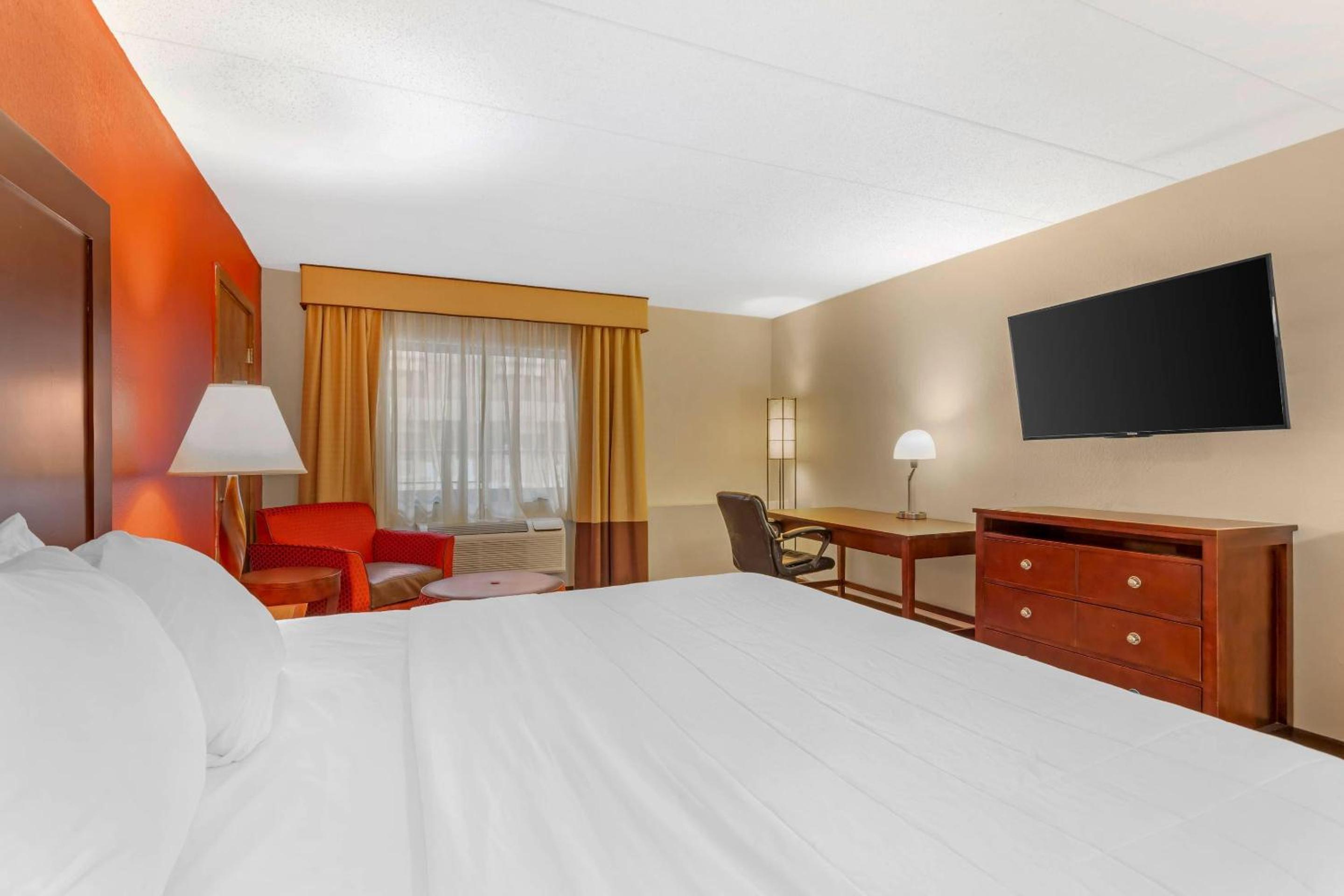 King Room - Non Smoking - Photo 3