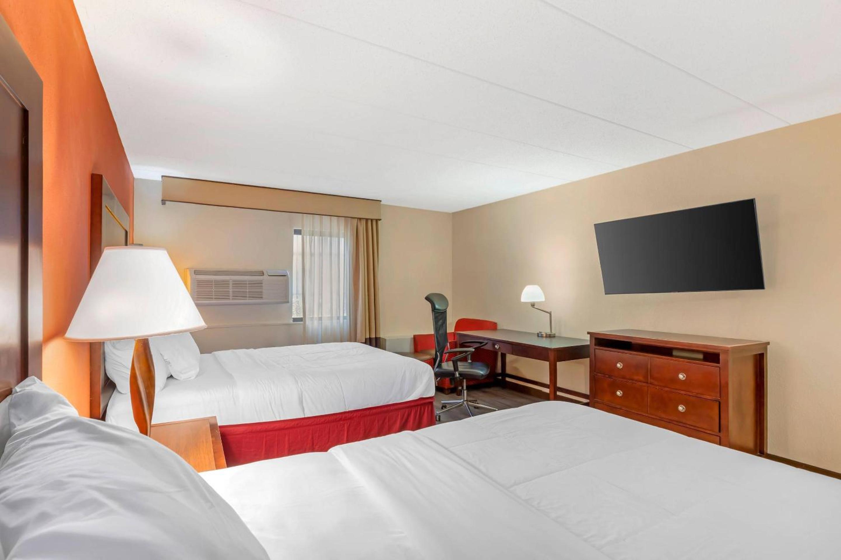 Two Queen Size Beds Nonsmoking - Photo 4