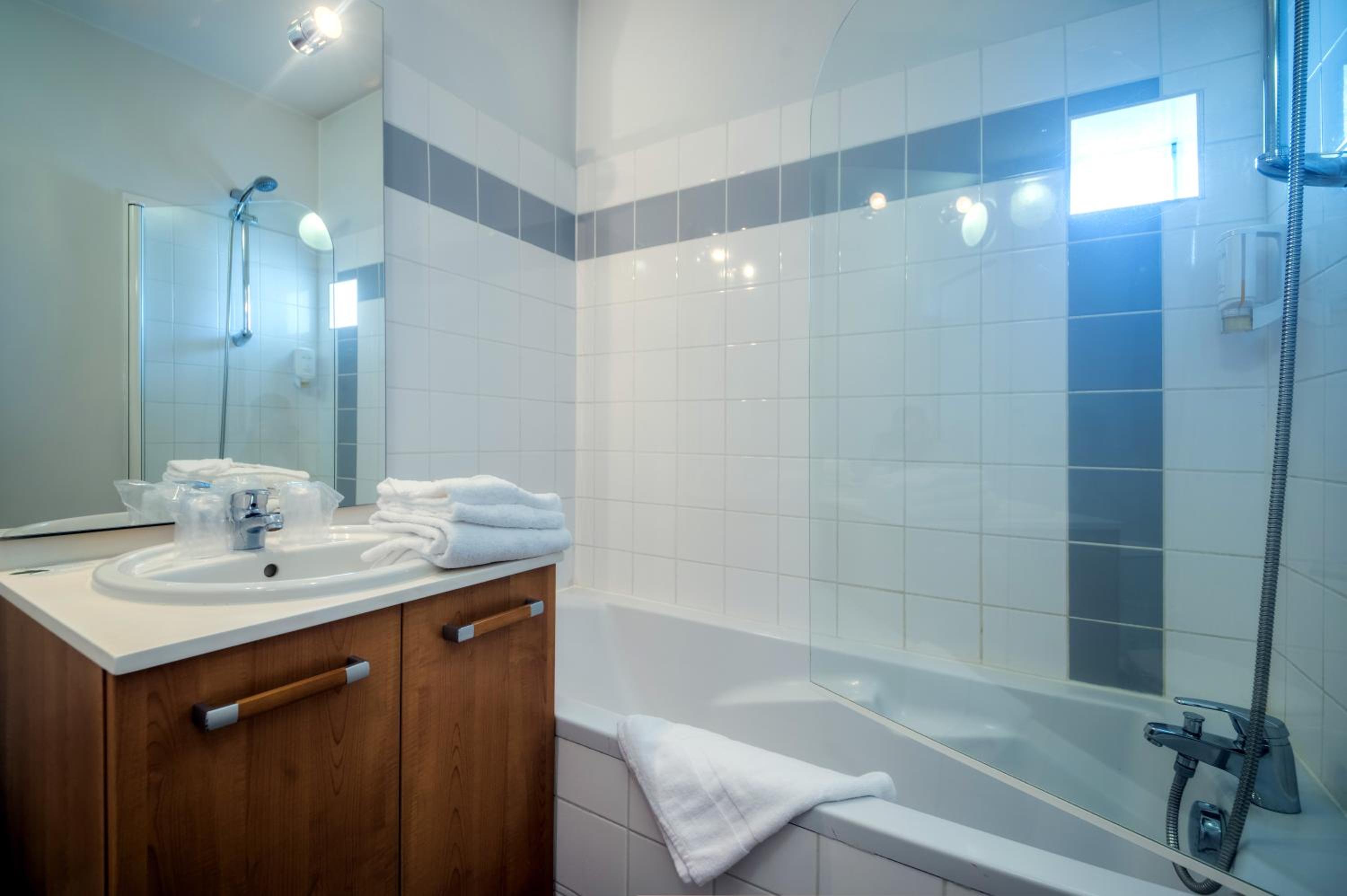 Superior One-Bedroom Apartment - Photo 2
