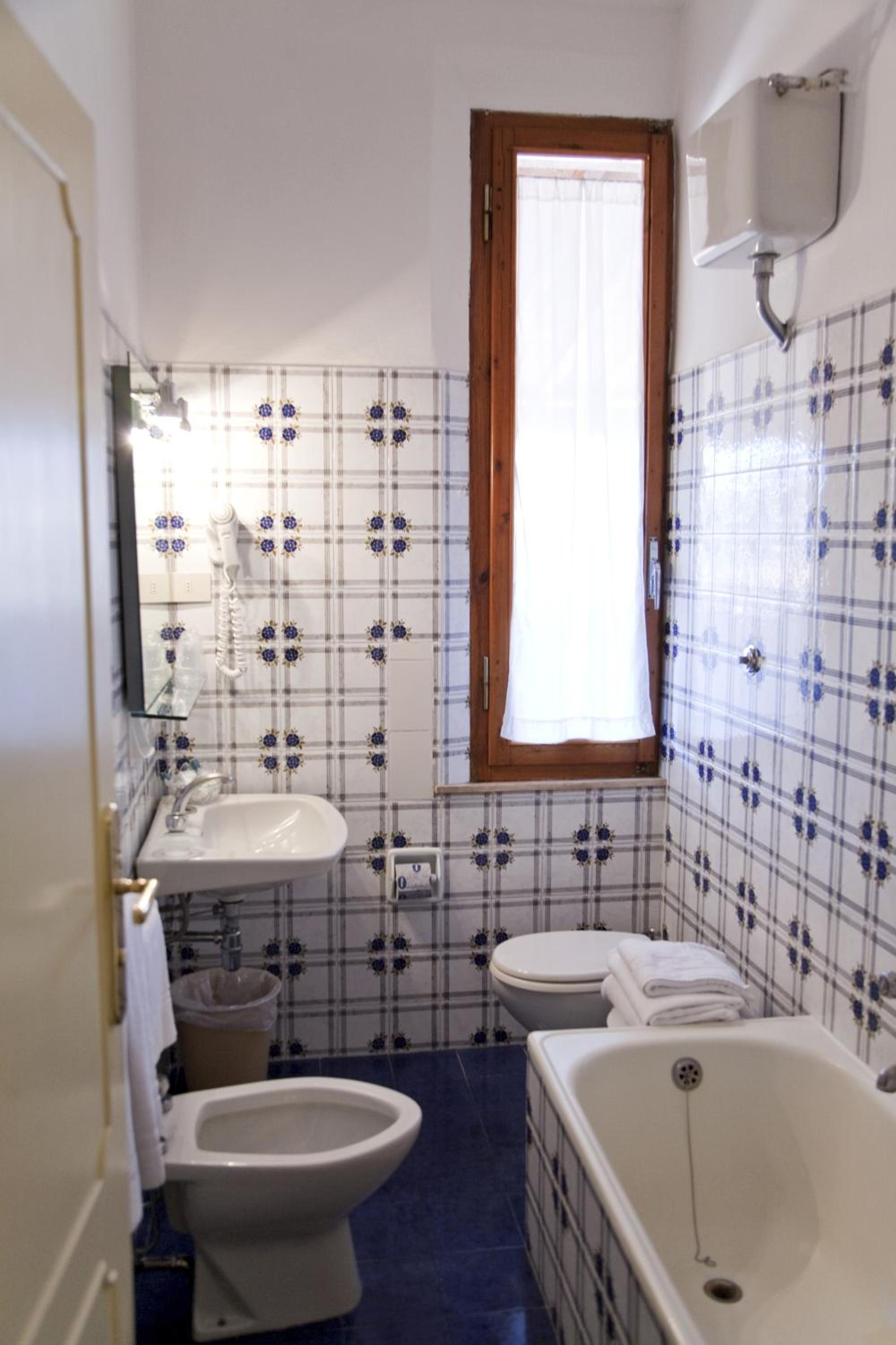 Standard Triple Room - Photo 6