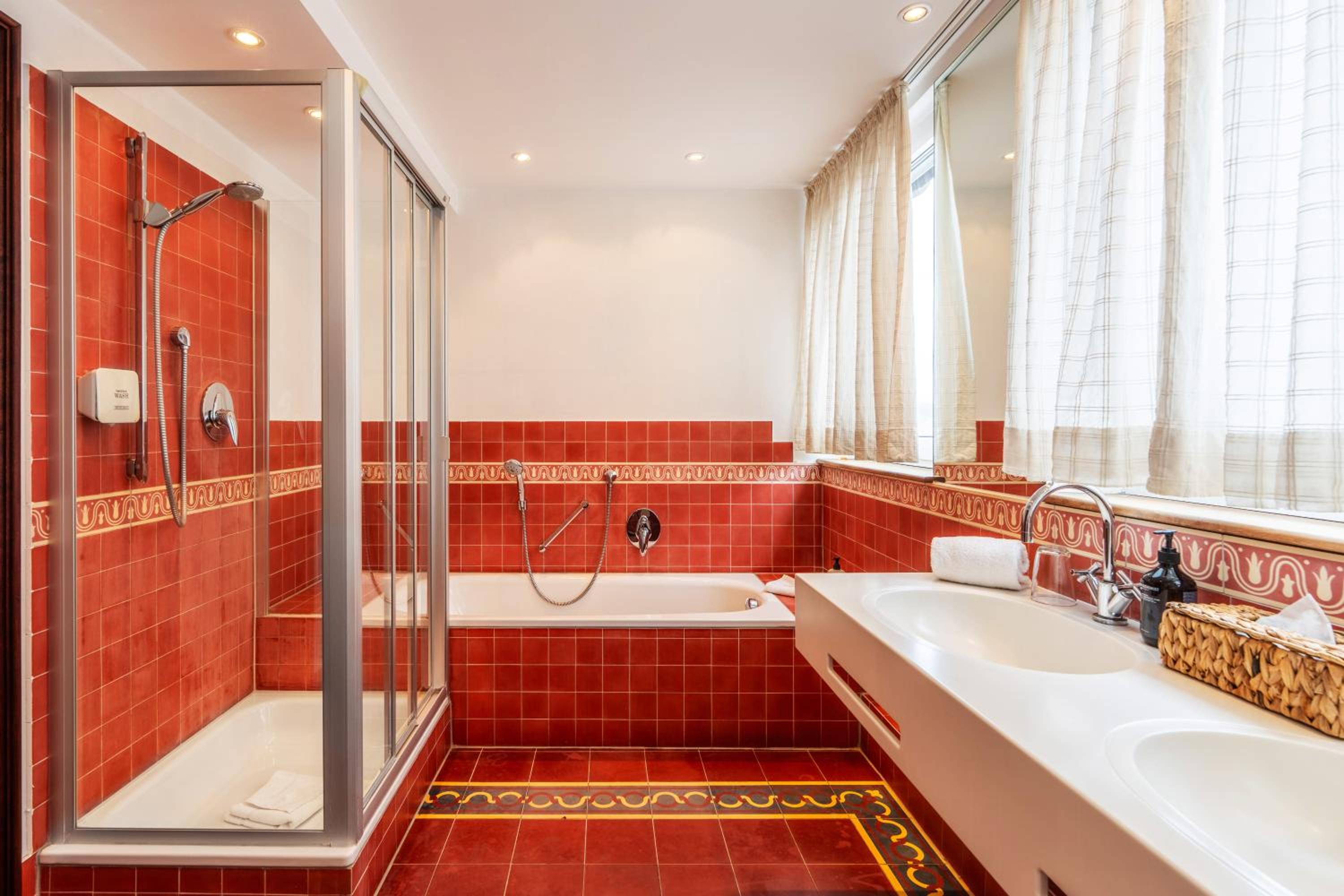 One-Bedroom Suite thumbnail 5