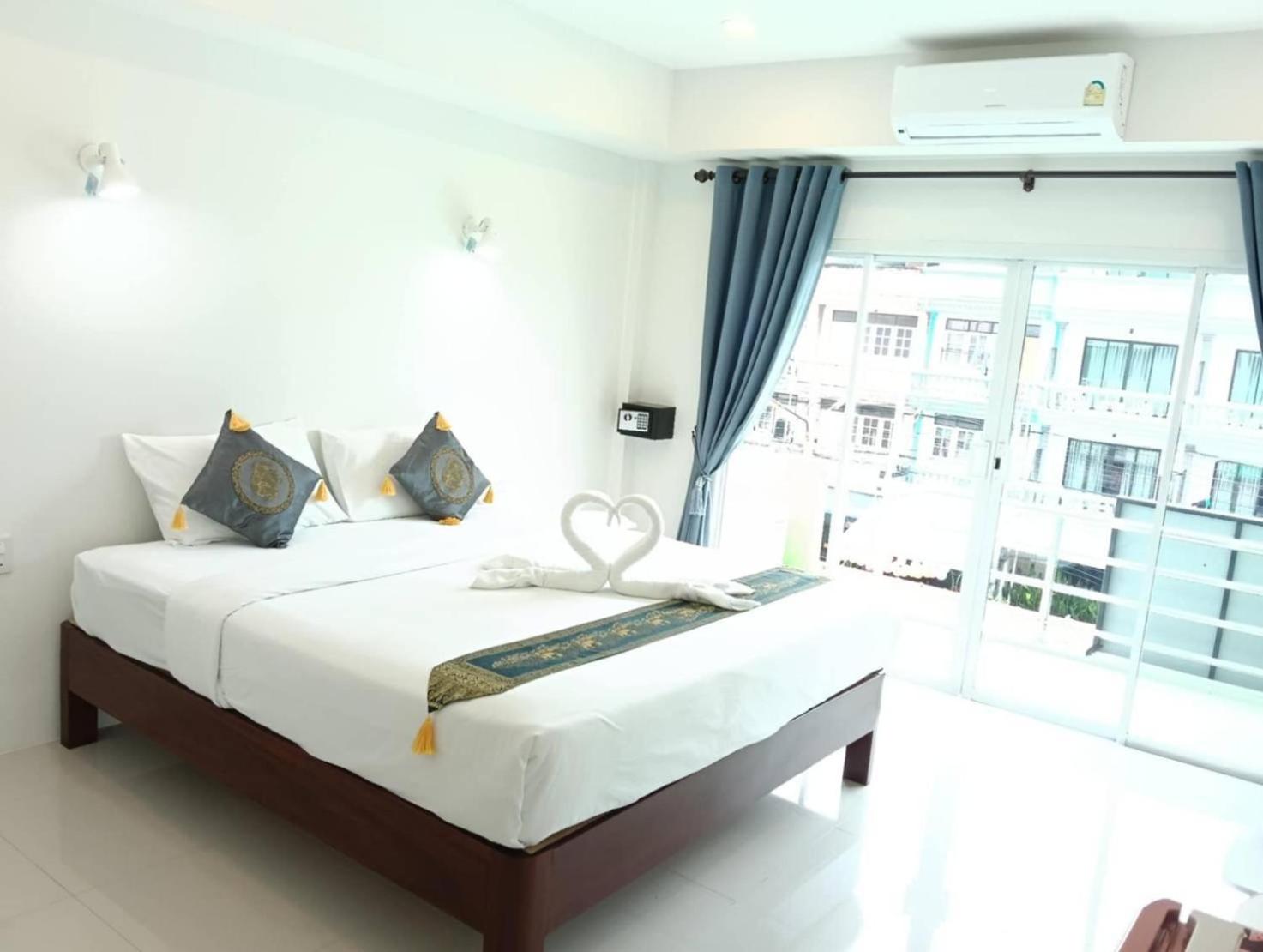 Deluxe Double Room with Balcony and Sea View photo 2