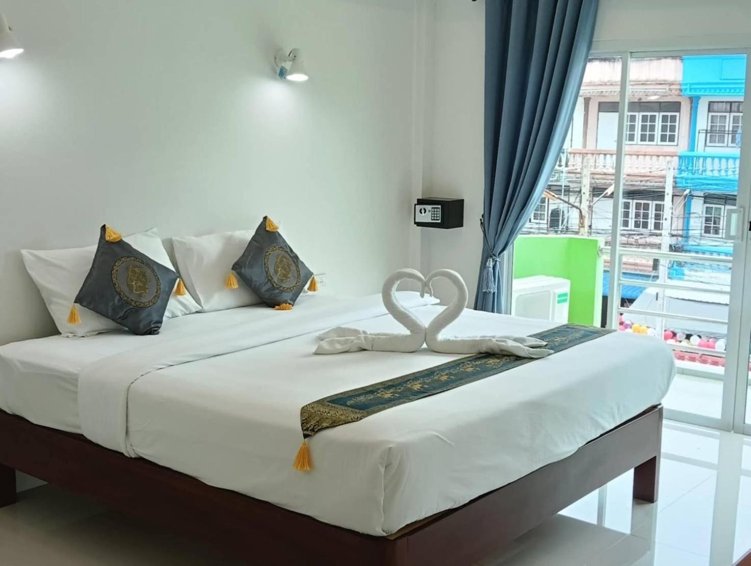 Deluxe Double Room with Balcony and Sea View