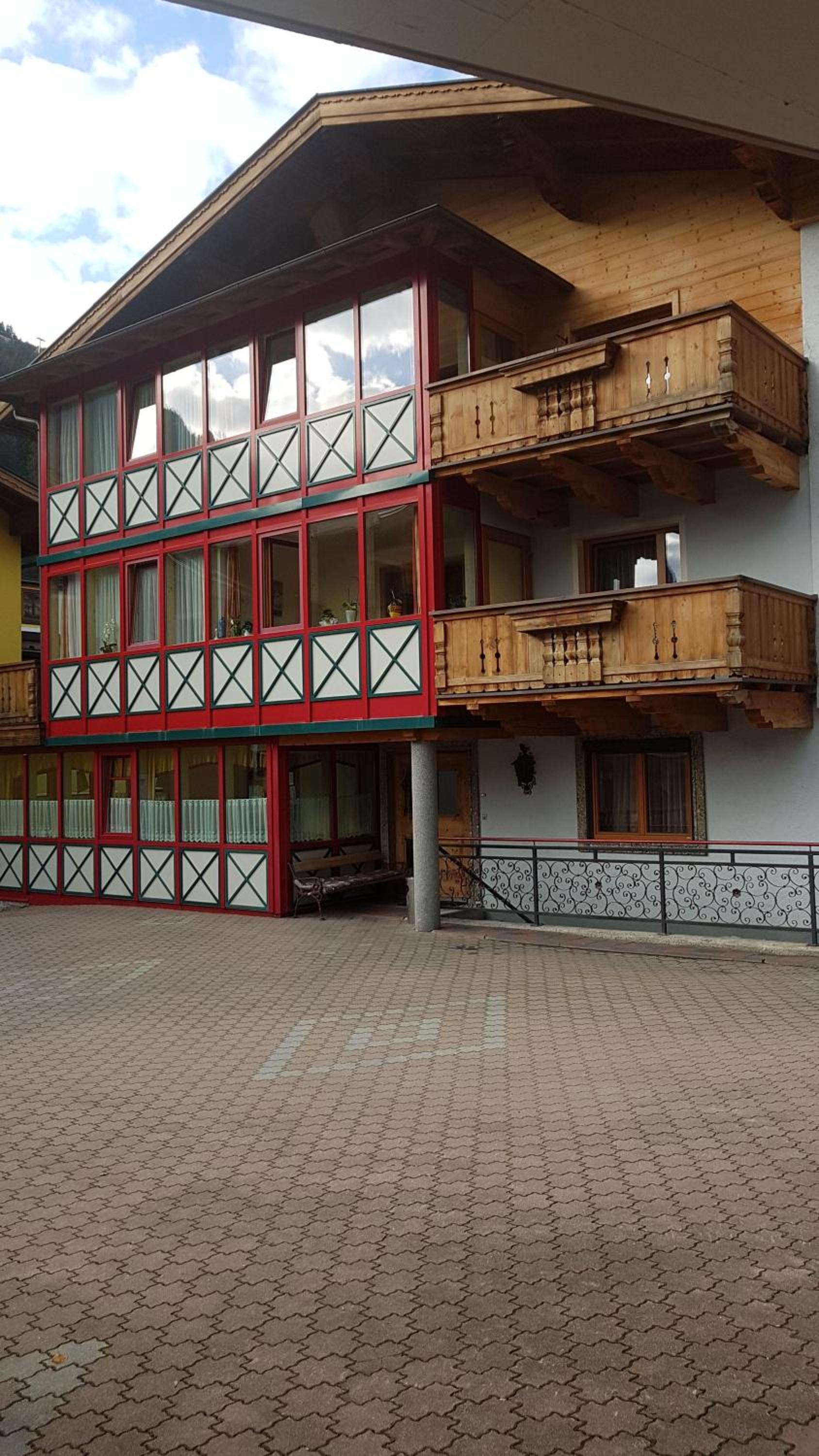 Family Room with Balcony photo 3