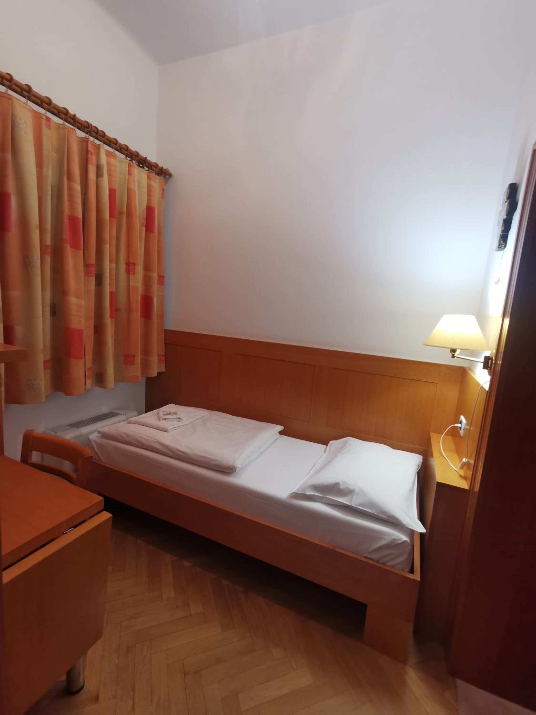 Small Single Room photo 2