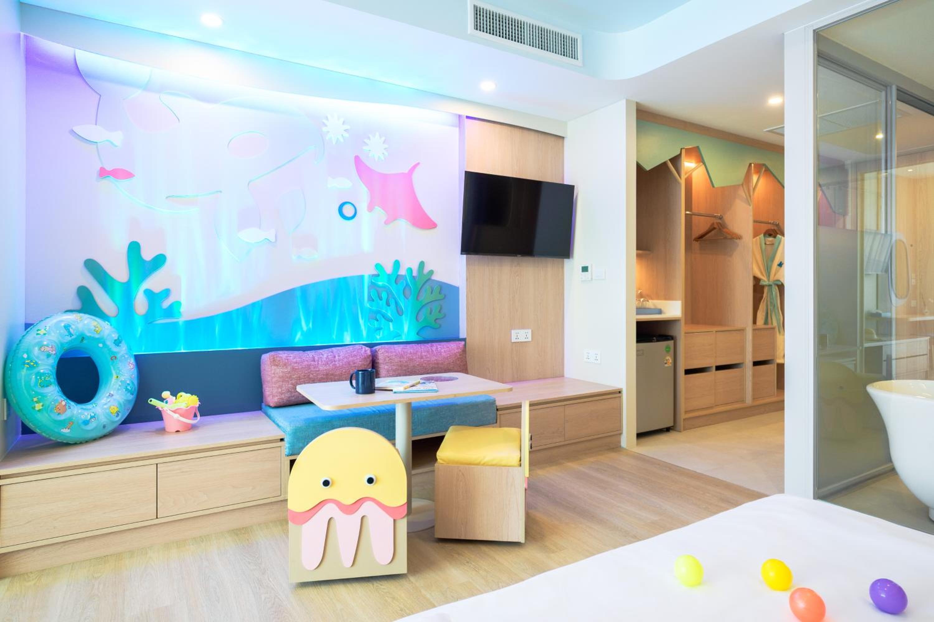 Family Room (Vhari Wing) - Photo 3
