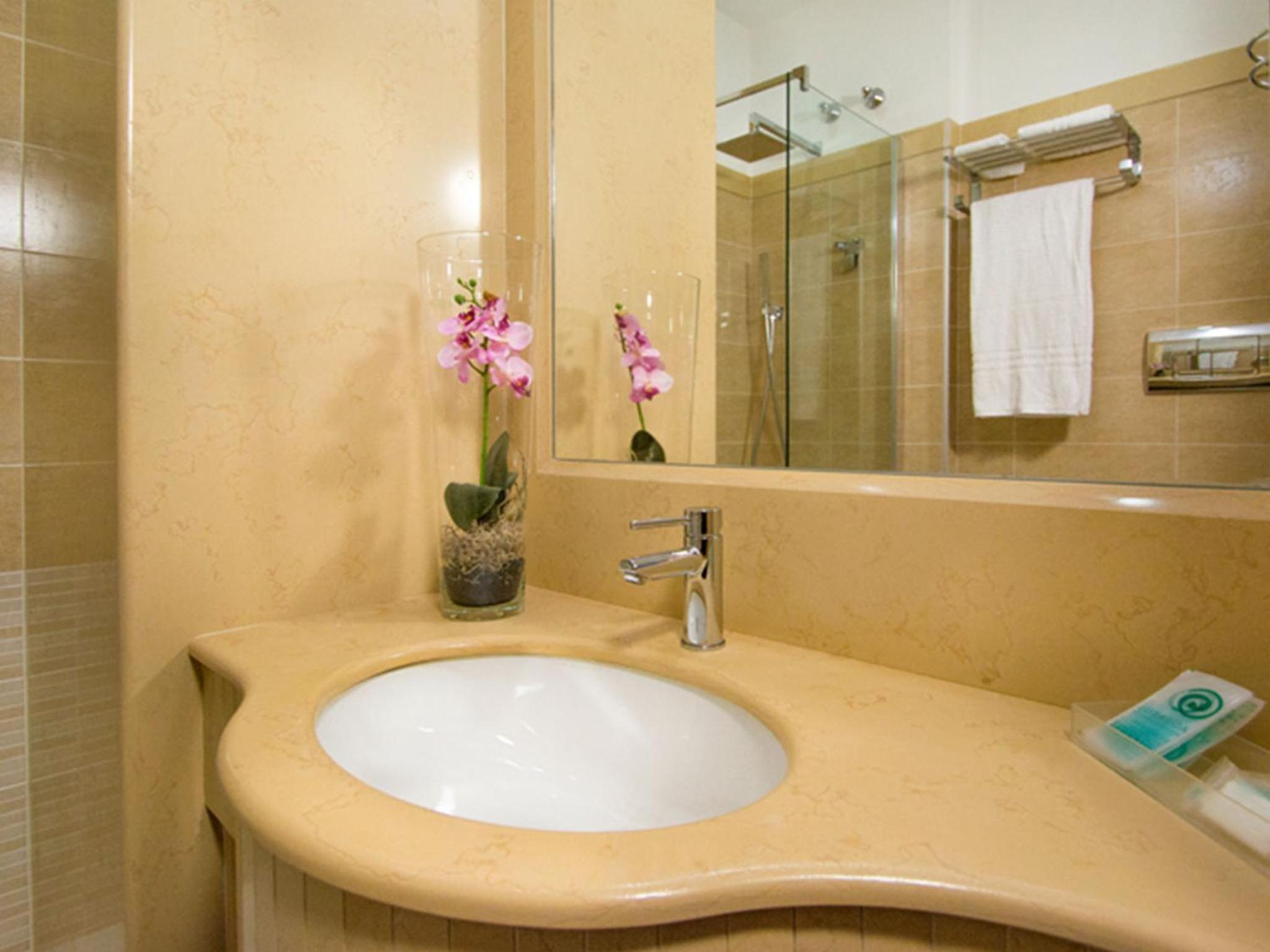 Standard Room with One Queen Bed and Two Single Beds - Non-Smoking