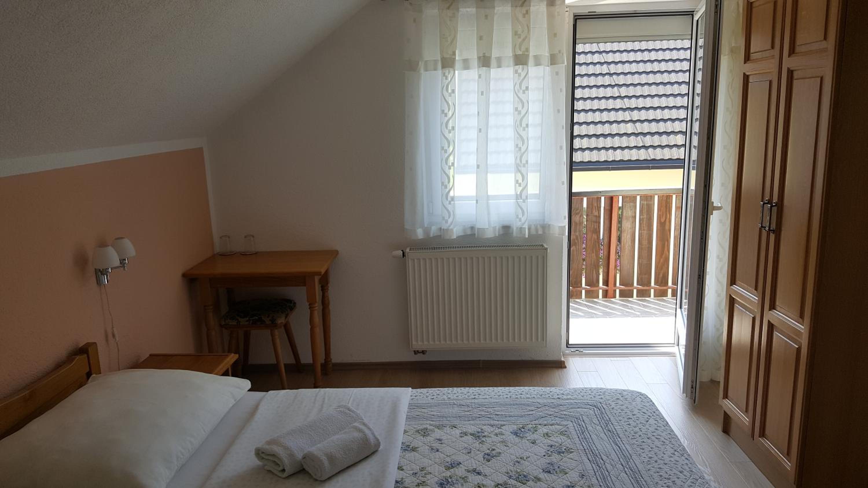 Double Room with Balcony - Photo 12
