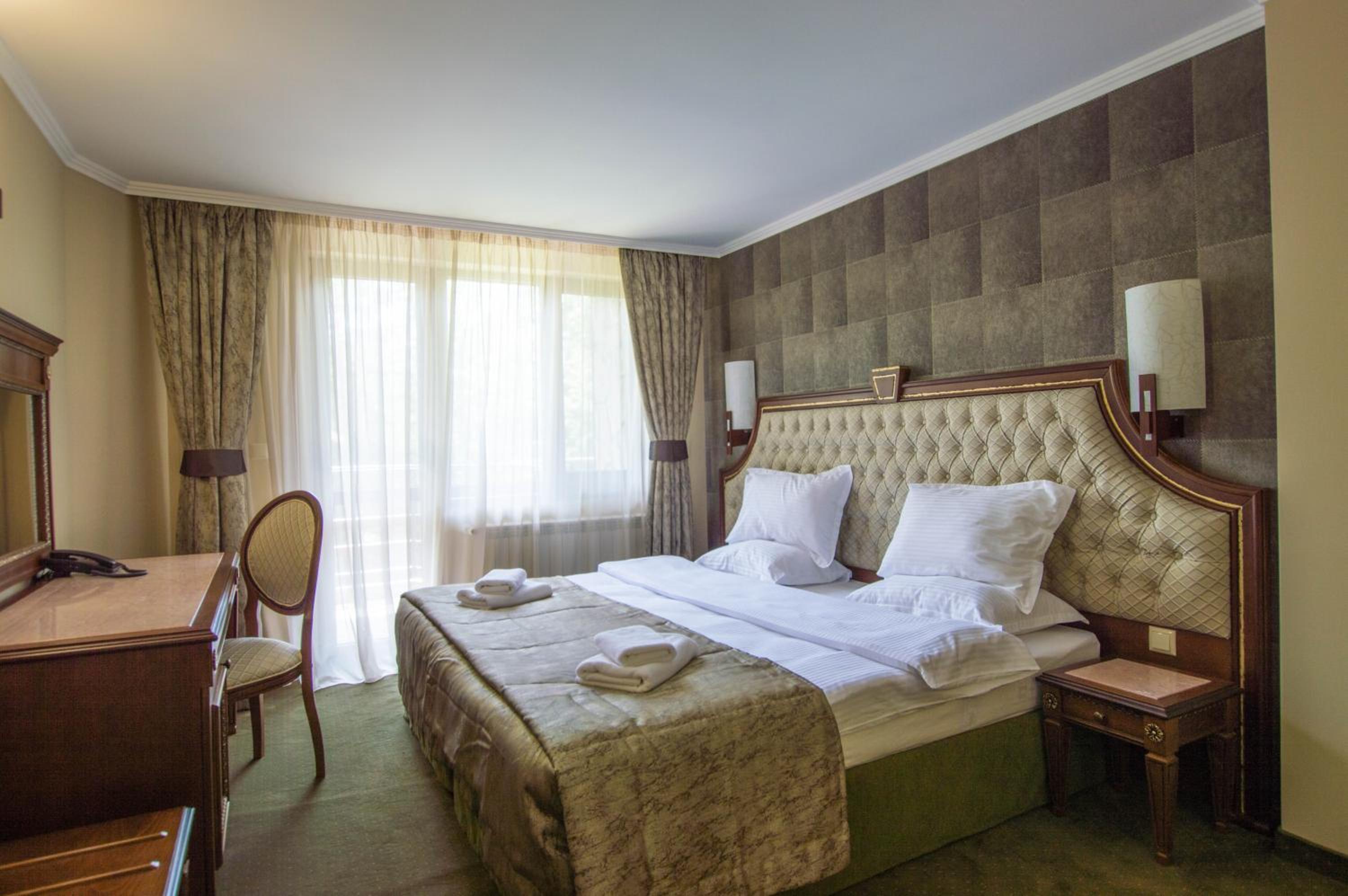 Two-Bedroom Suite with Balcony - Photo 7