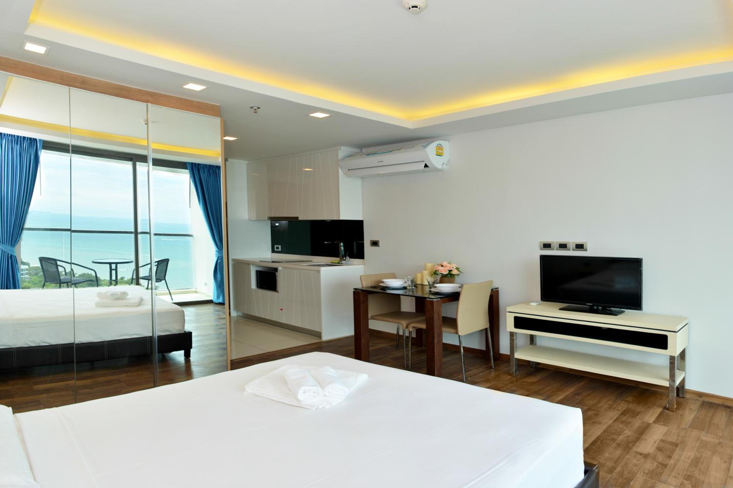 Studio Apartment photo 2