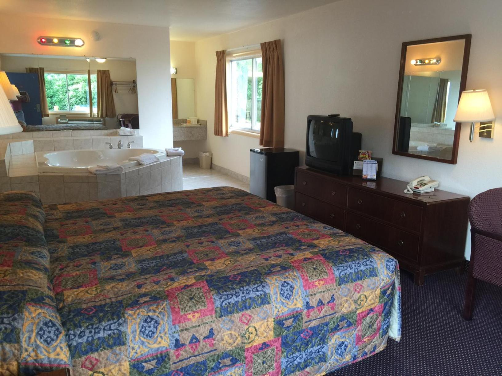 King Room with Whirlpool - Photo 1