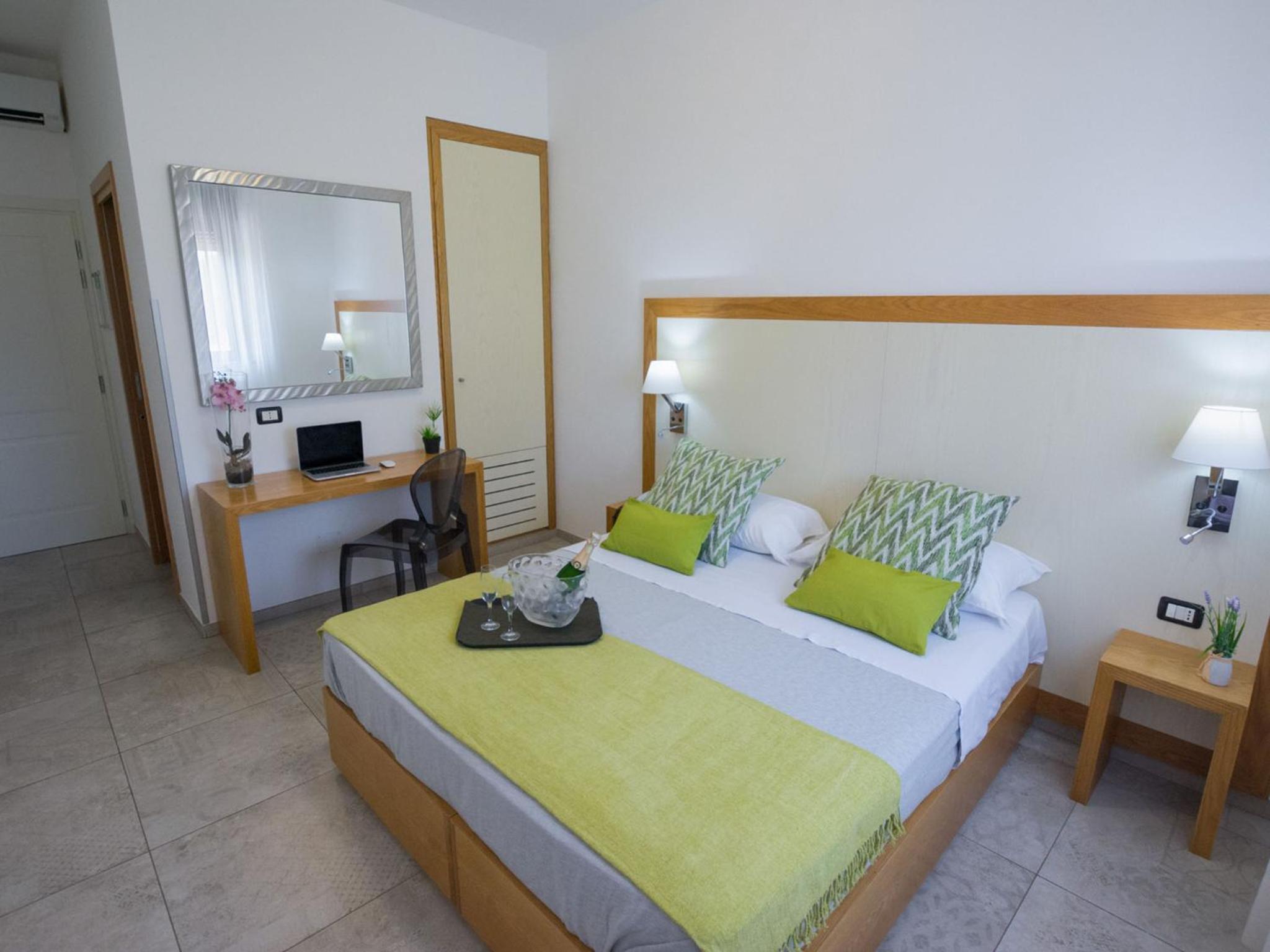 Standard Room with One Queen Bed and Two Single Beds - Non-Smoking photo 2