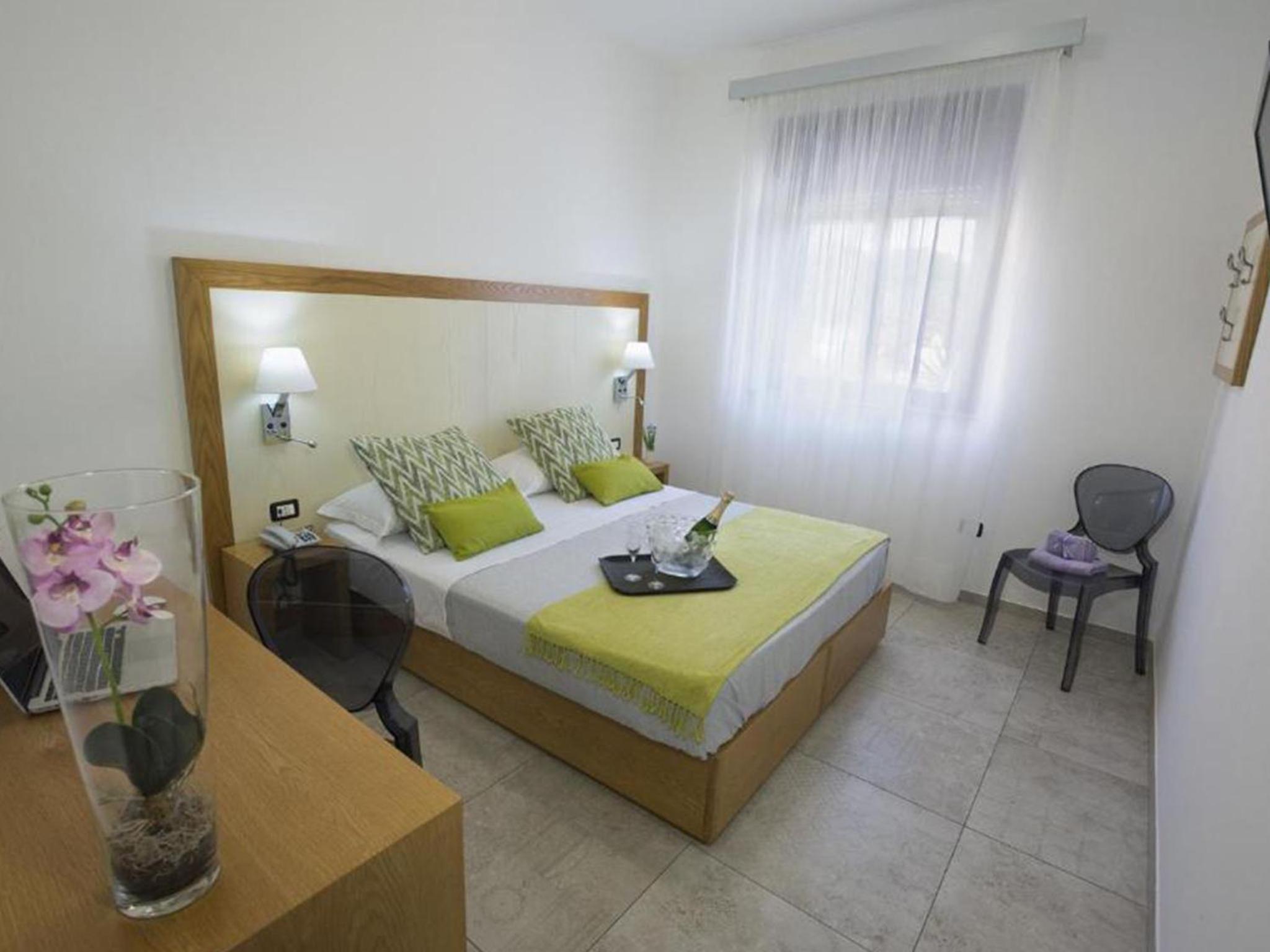 Standard Room with One Queen Bed and Two Single Beds - Non-Smoking photo 3
