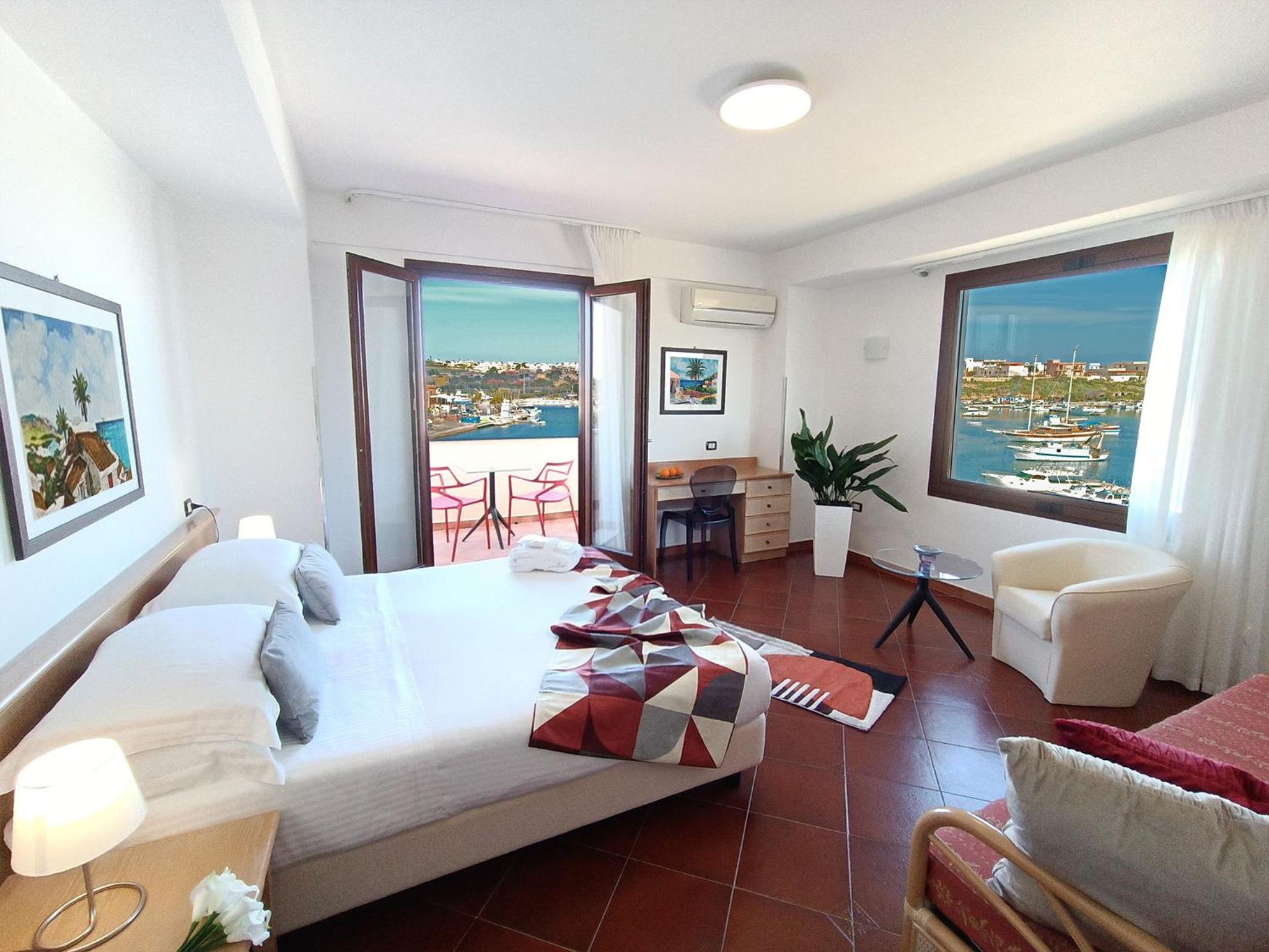 Junior Queen Suite with Sofa Bed and Terrace - Sea View/Non-Smoking