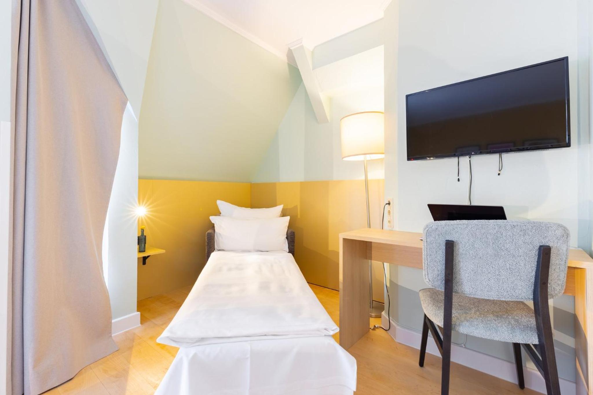 Premium Twin Room with Sofa Bed and Balcony  photo 2
