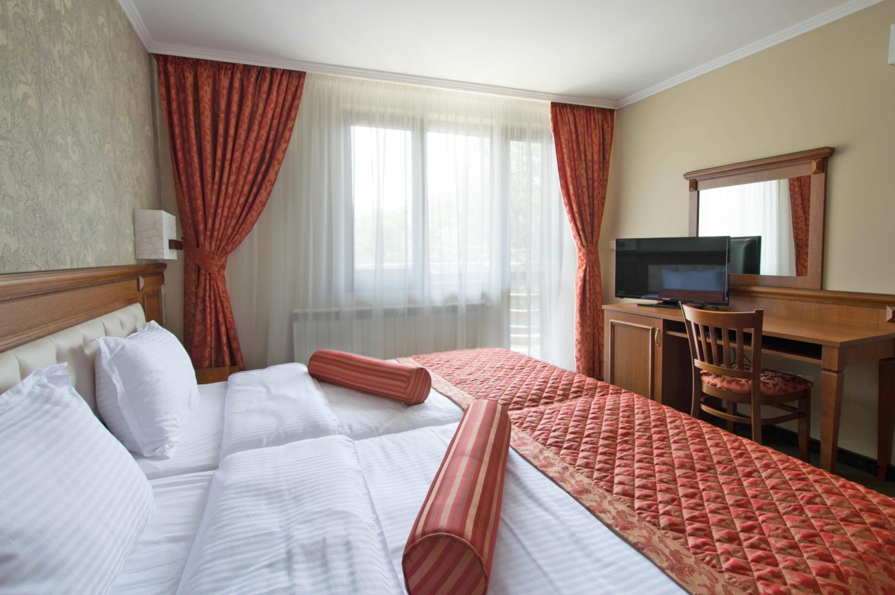 Two-Bedroom Apartment with Balcony - Photo 3
