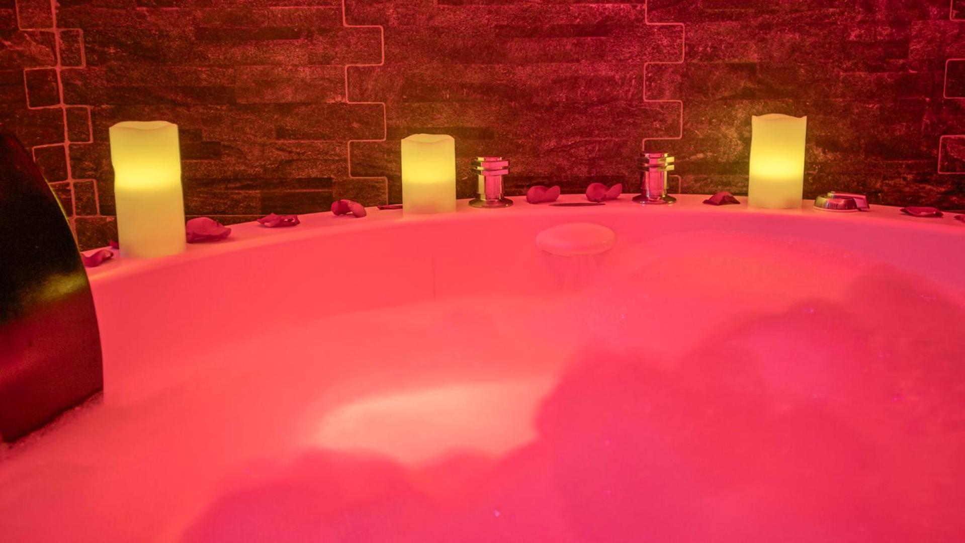 Deluxe Suite with Spa Bath photo 3