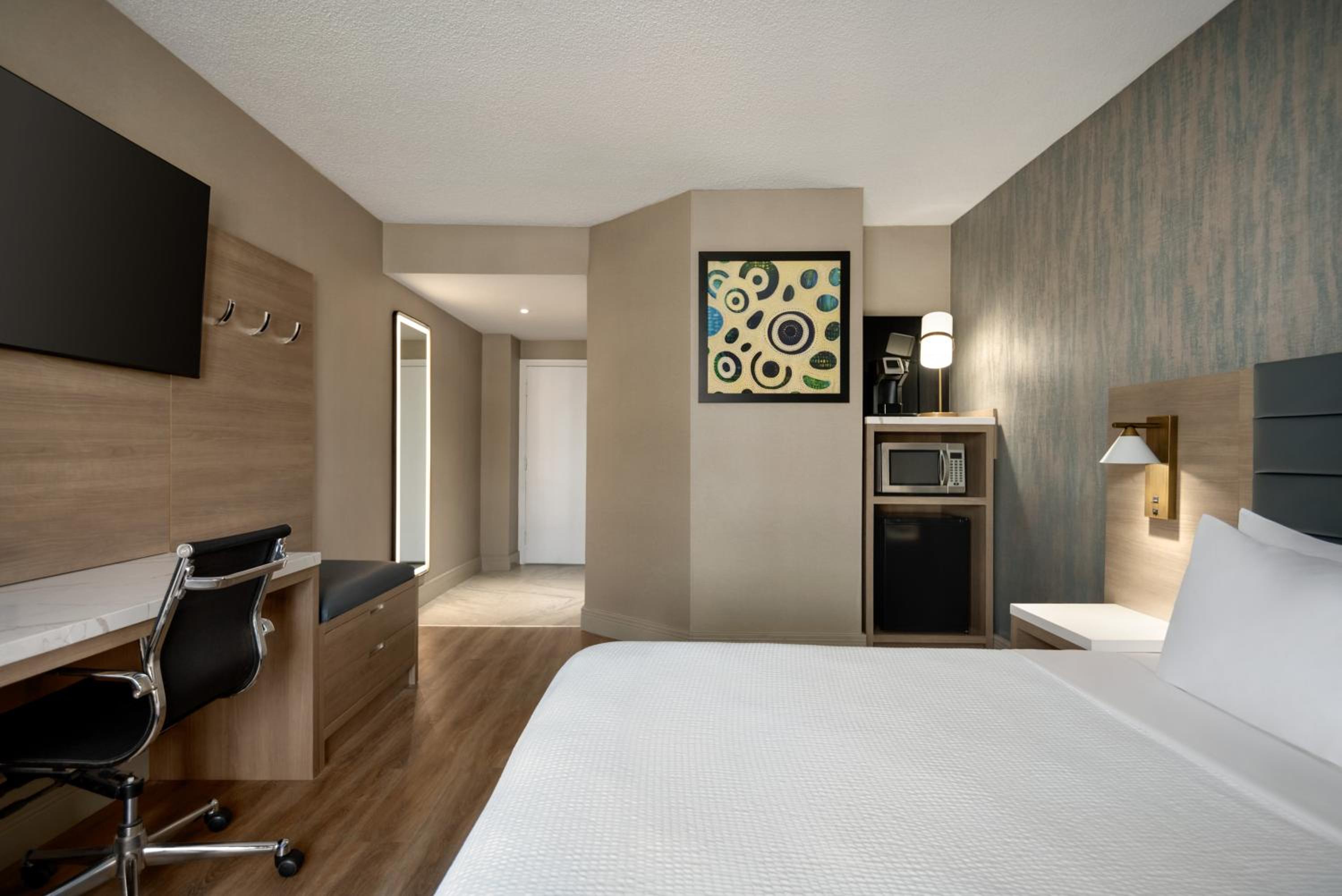 King Room - Accessible/Non-Smoking - Photo 3