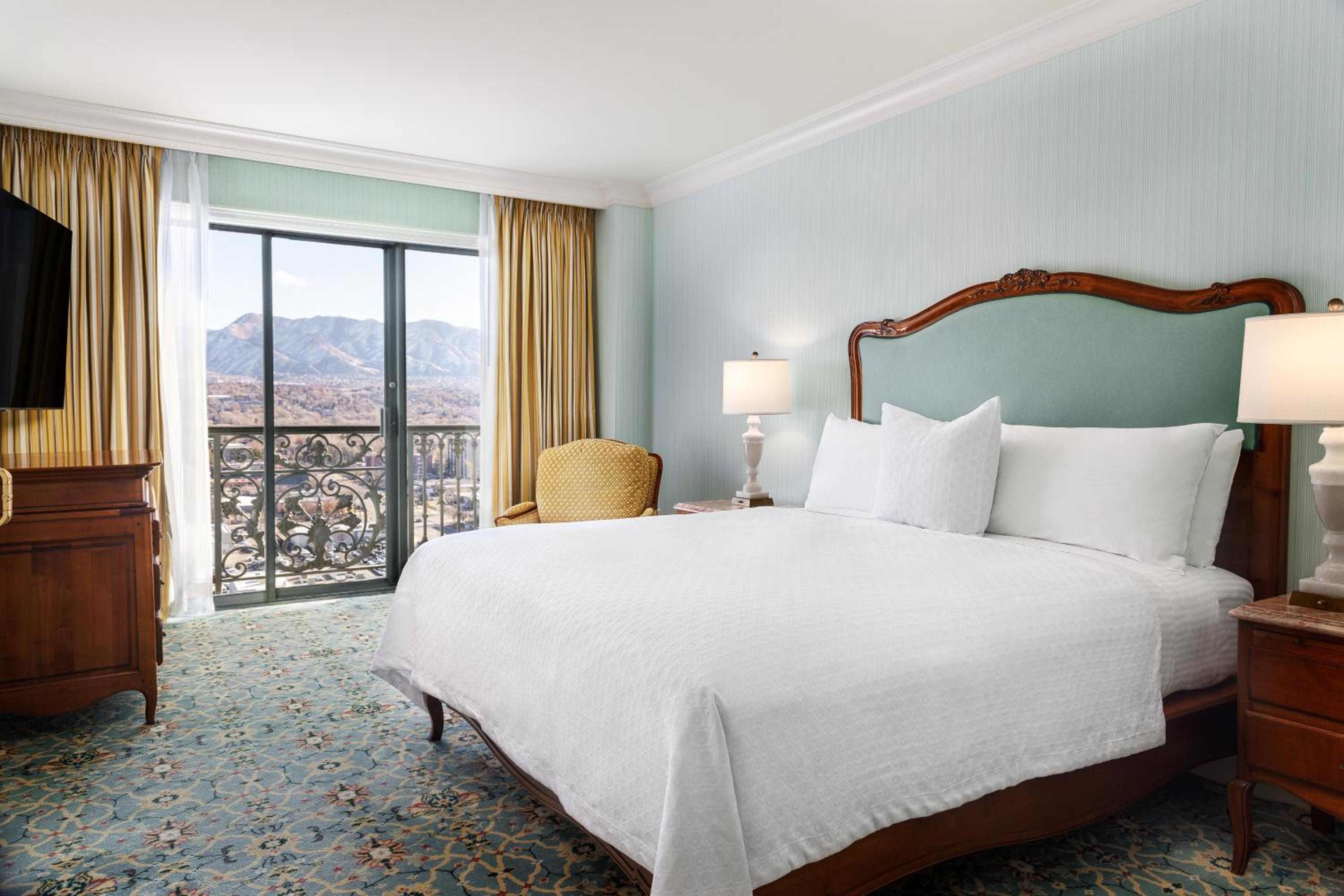 Executive Suite with One King Bed and Kitchen (Non Smoking) photo 2