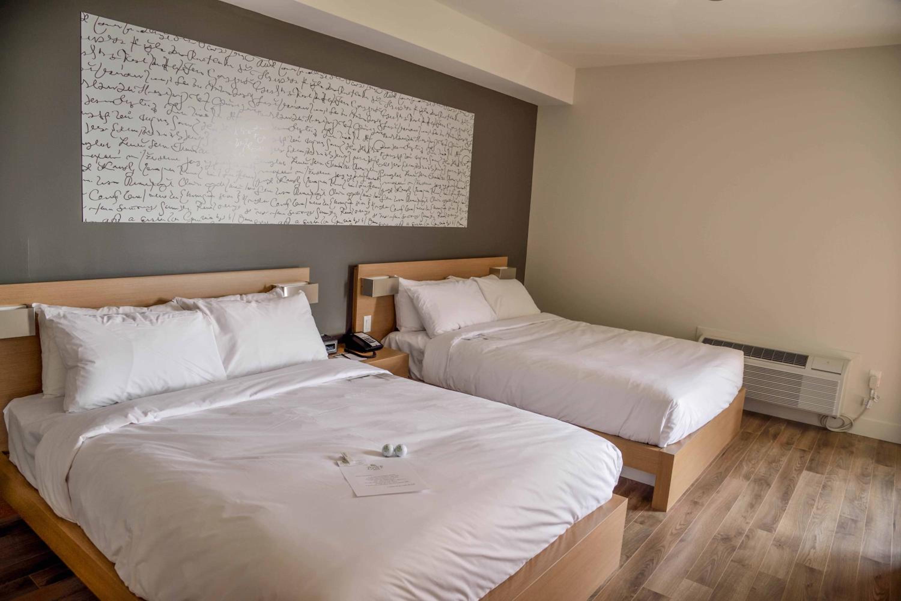 Queen Room with Two Queen Beds photo 3
