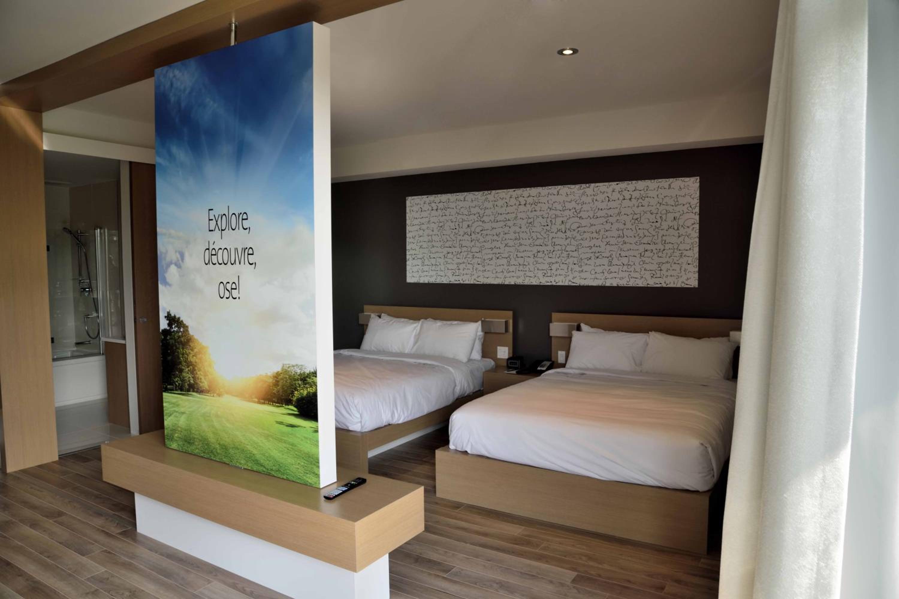 Queen Room with Two Queen Beds photo 2