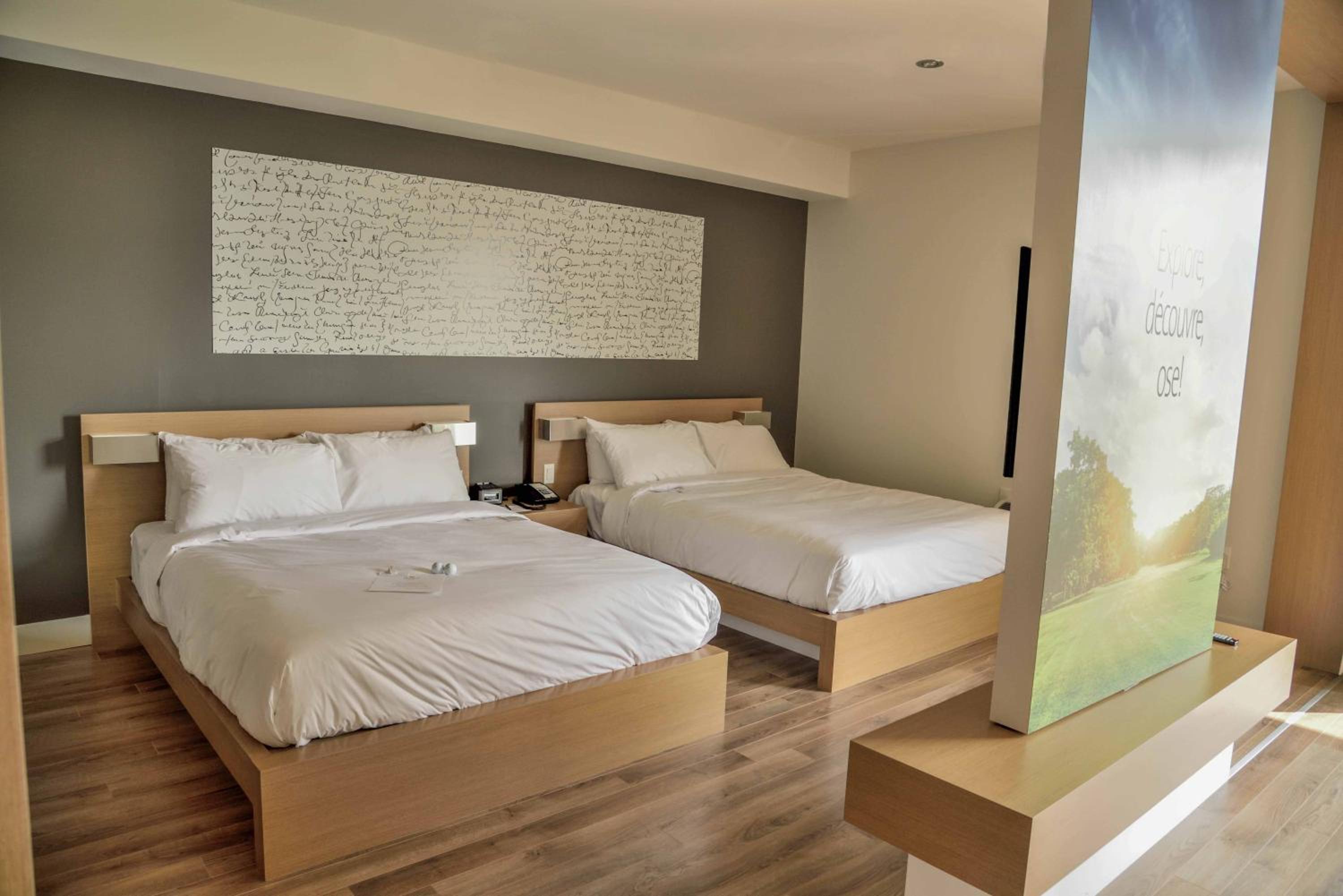 Queen Room with Two Queen Beds - Golf View photo 1