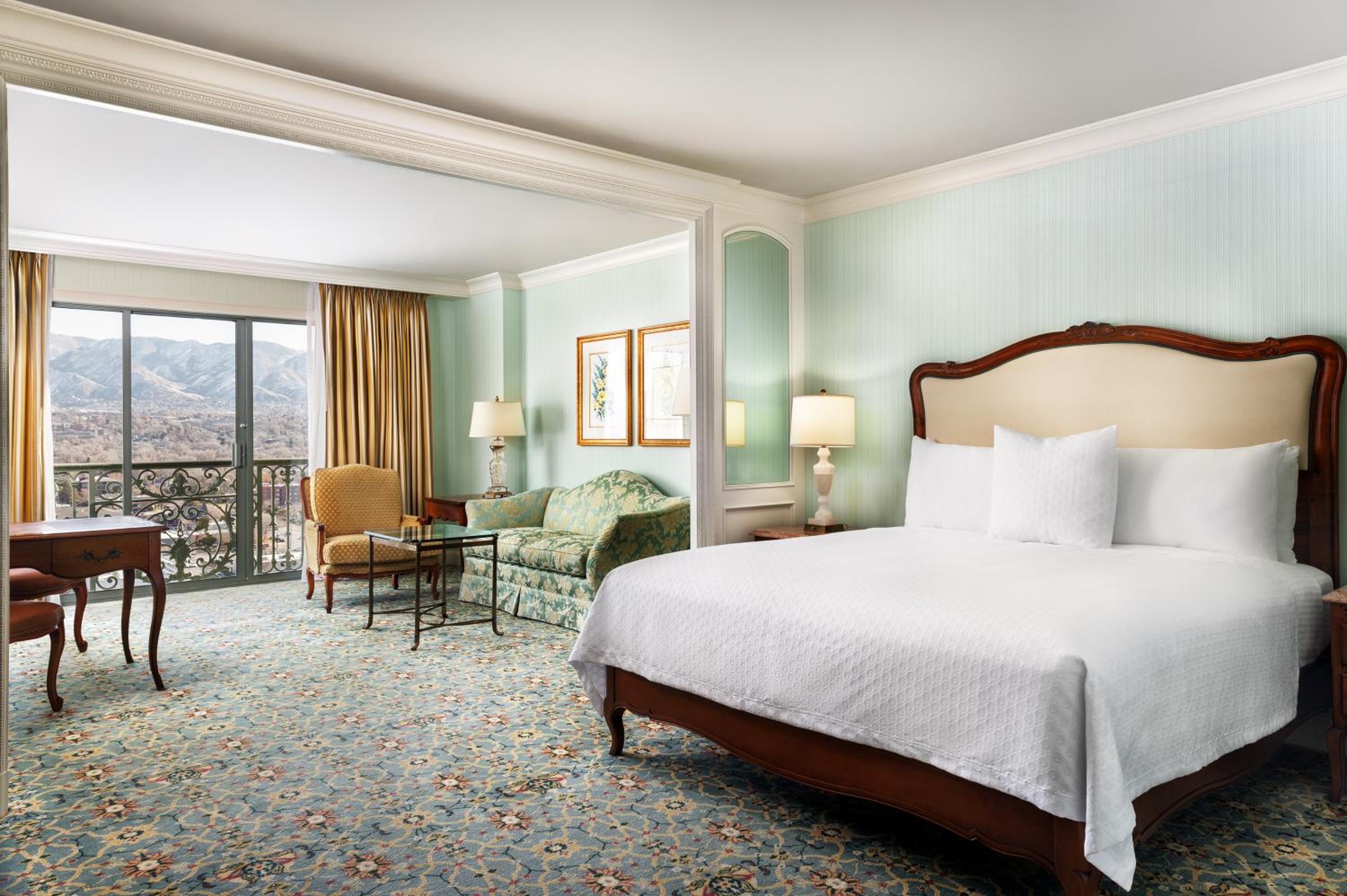 Premier Corner King Room with One King Bed (Non Smoking) photo 2
