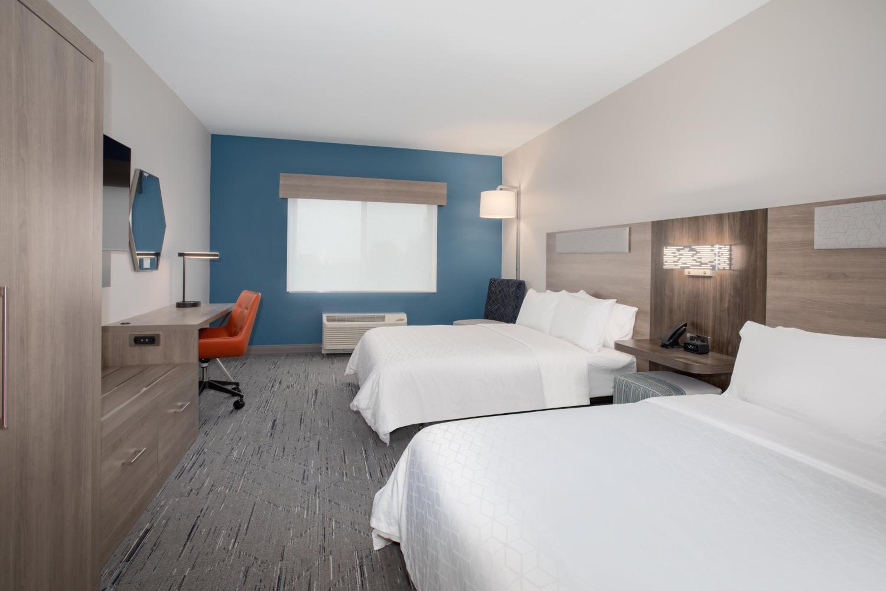 Standard Room with Two Queen Beds - Photo 4