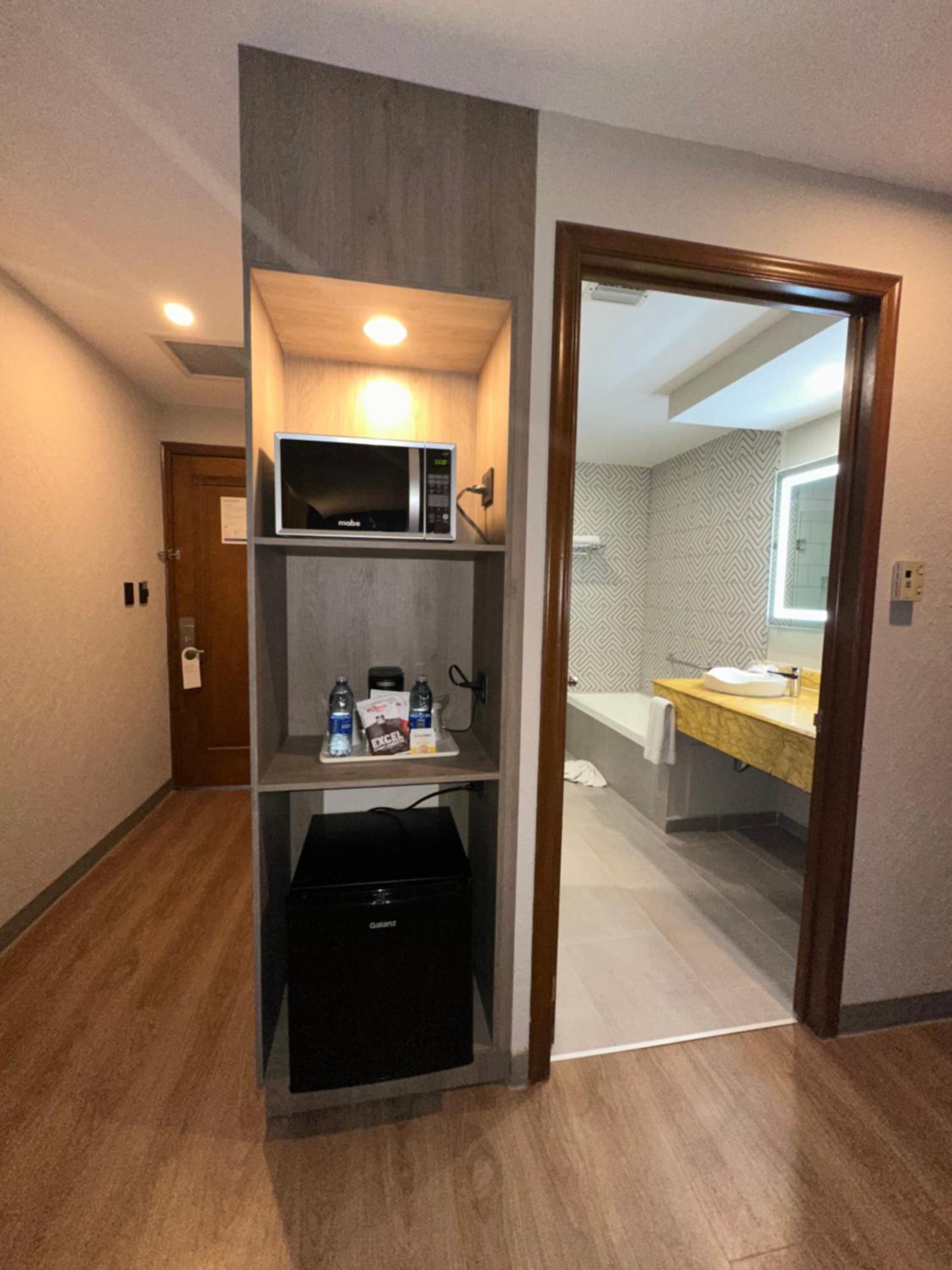 Deluxe King Room - Non-Smoking photo 3