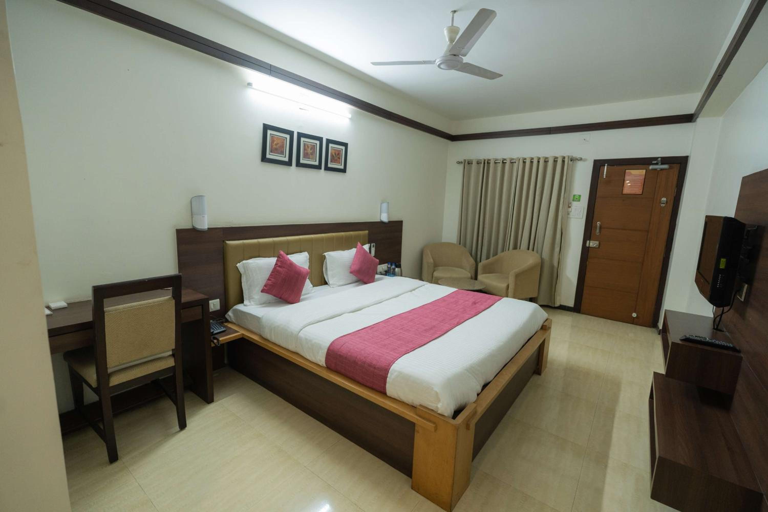 Standard King Room photo 1