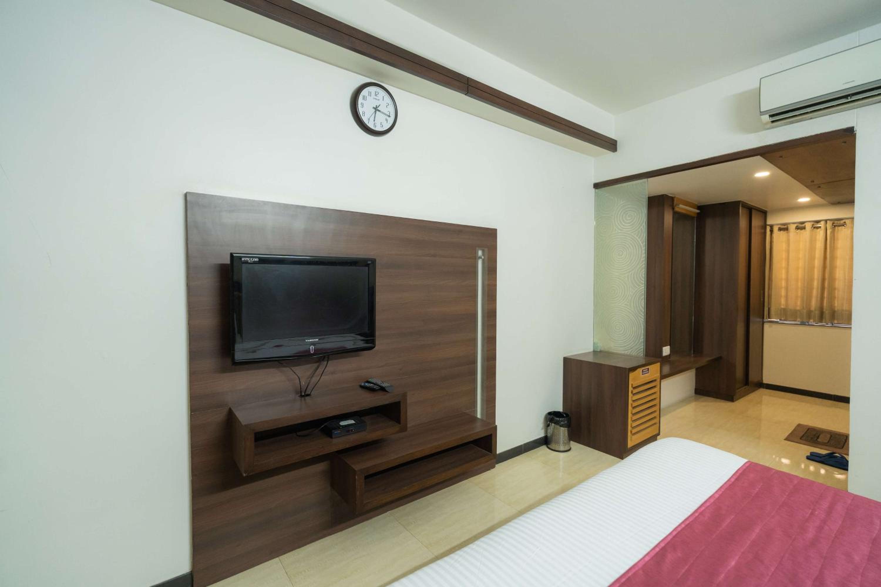 Standard King Room photo 2