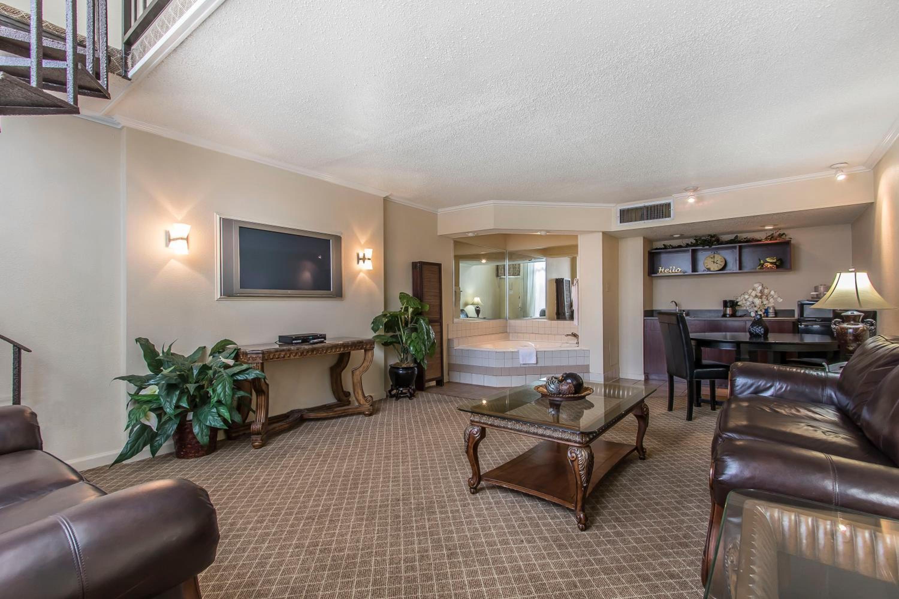 King Suite - Non-Smoking photo 1