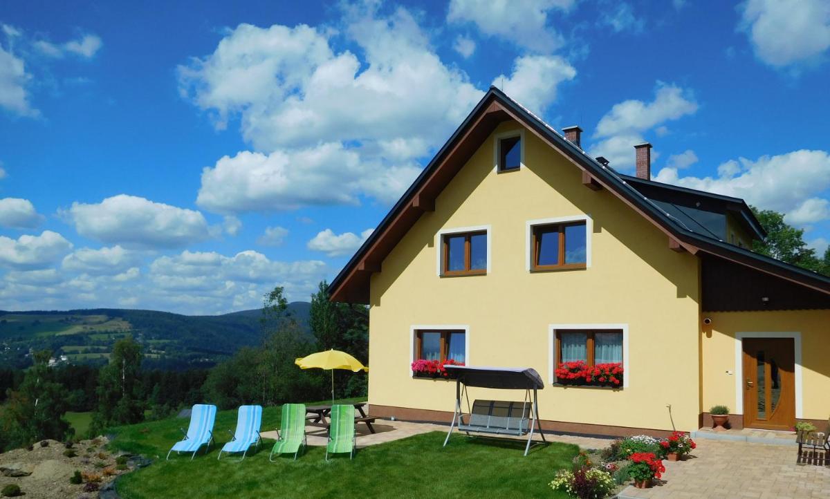 Three-Bedroom Apartment with Mountain View photo 1
