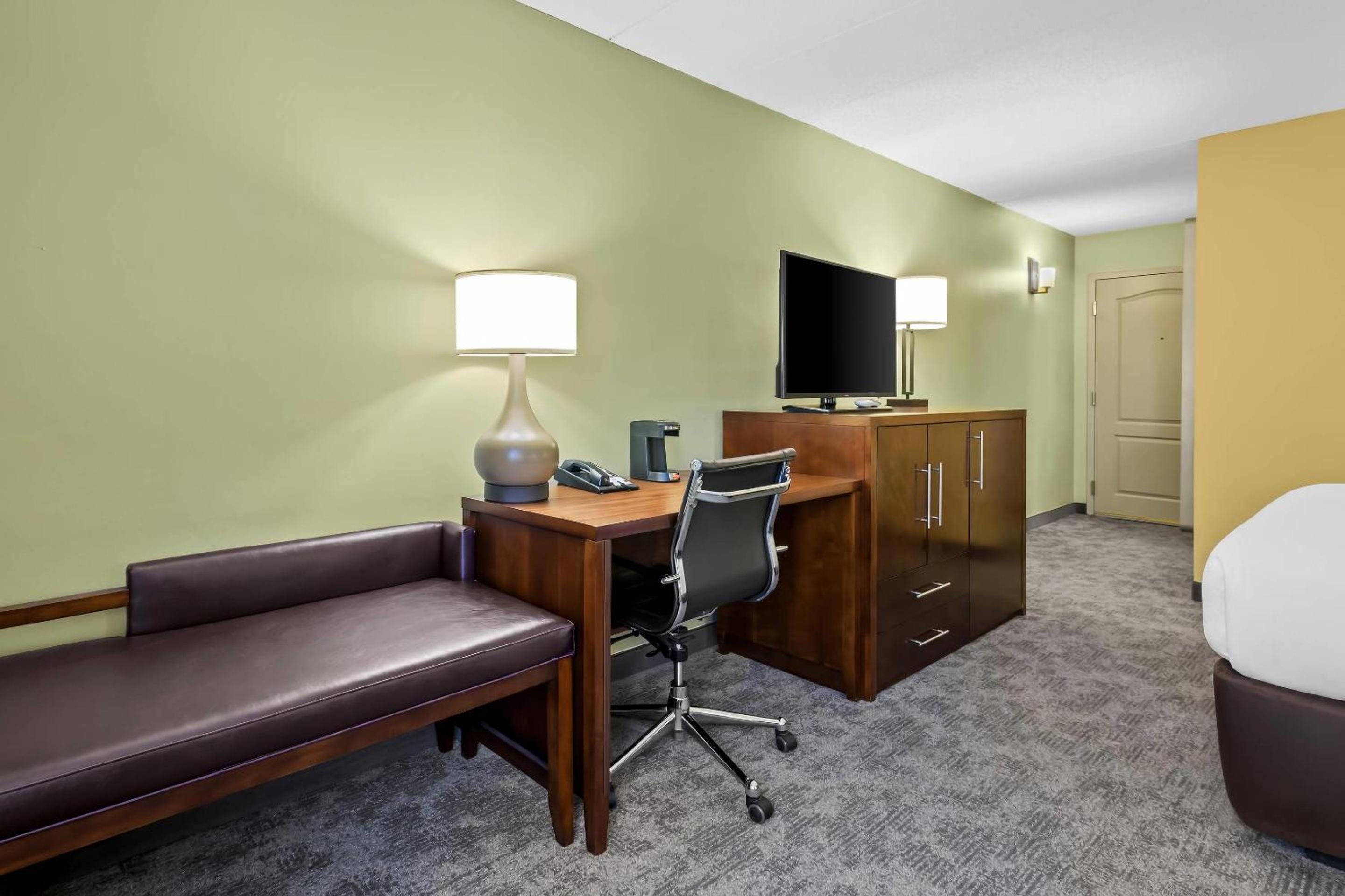 King Room - Non-Smoking photo 2