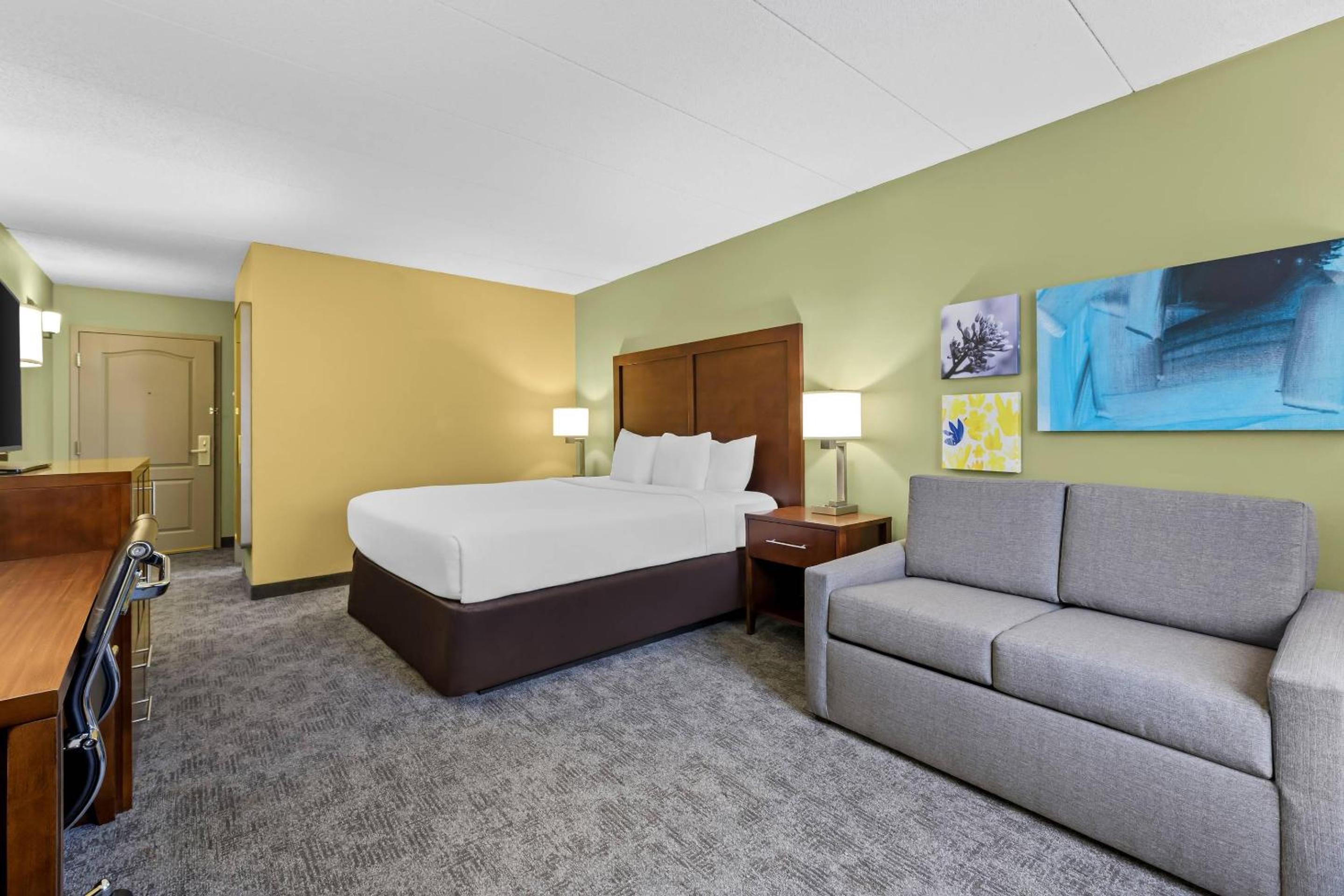 King Room with Sofa Bed - Non-Smoking photo 2