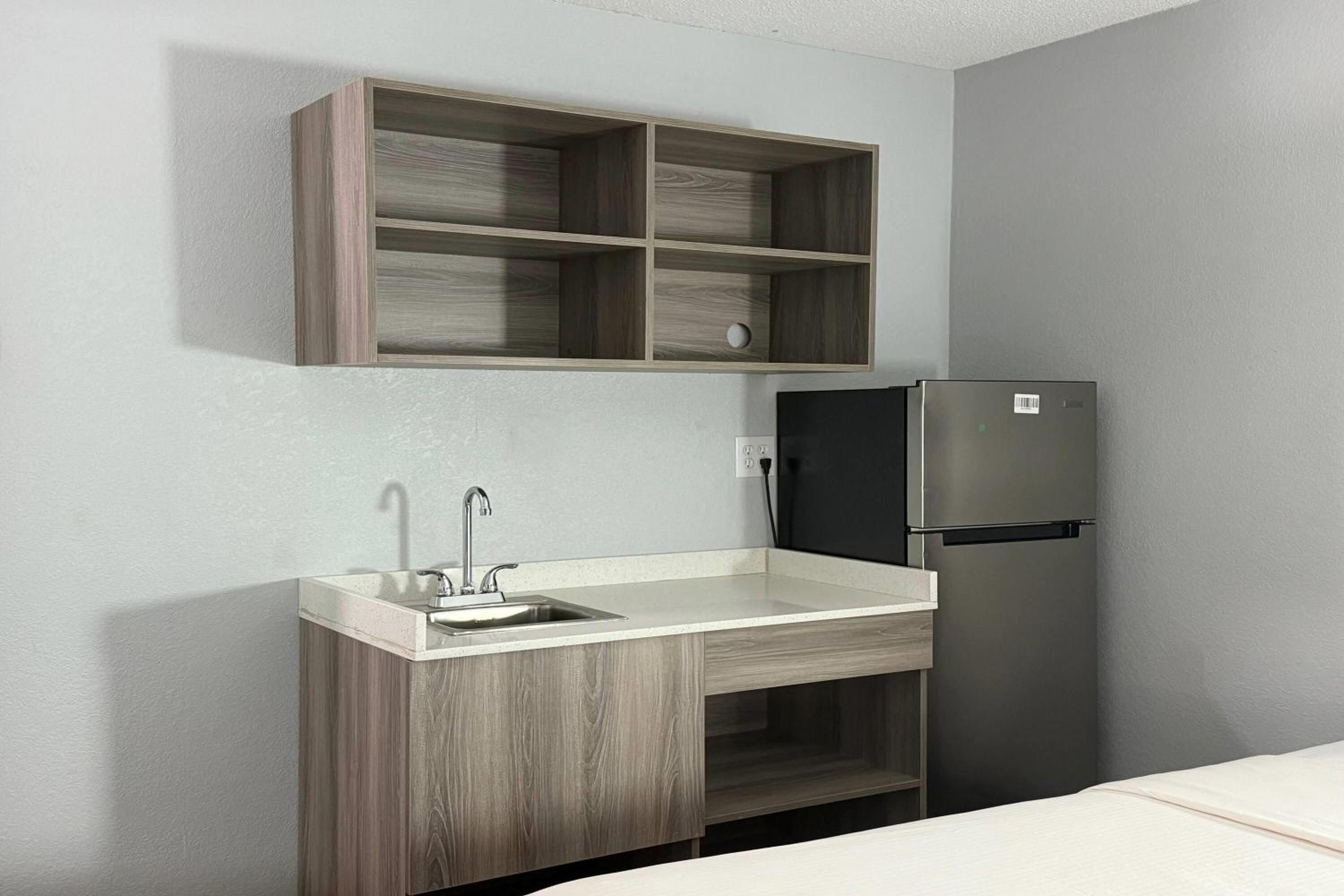 Suite with Two Queen Beds and Kitchenette - Non-Smoking - Photo 2