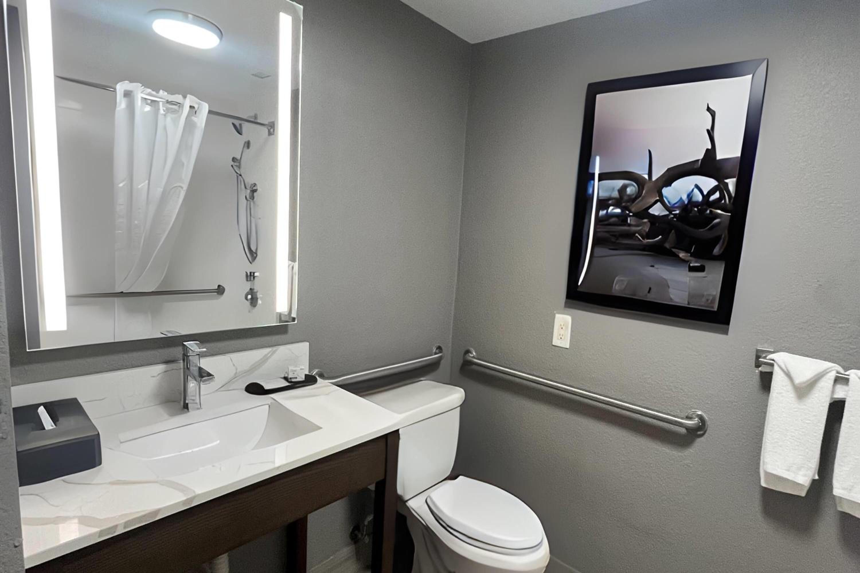 Queen Room with Two Queen Beds and Mobility/Hearing Access - Non-Smoking photo 2