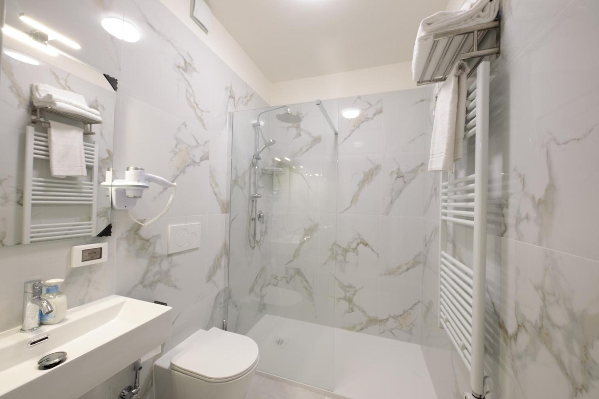 Comfort Triple Room with Shower photo 2