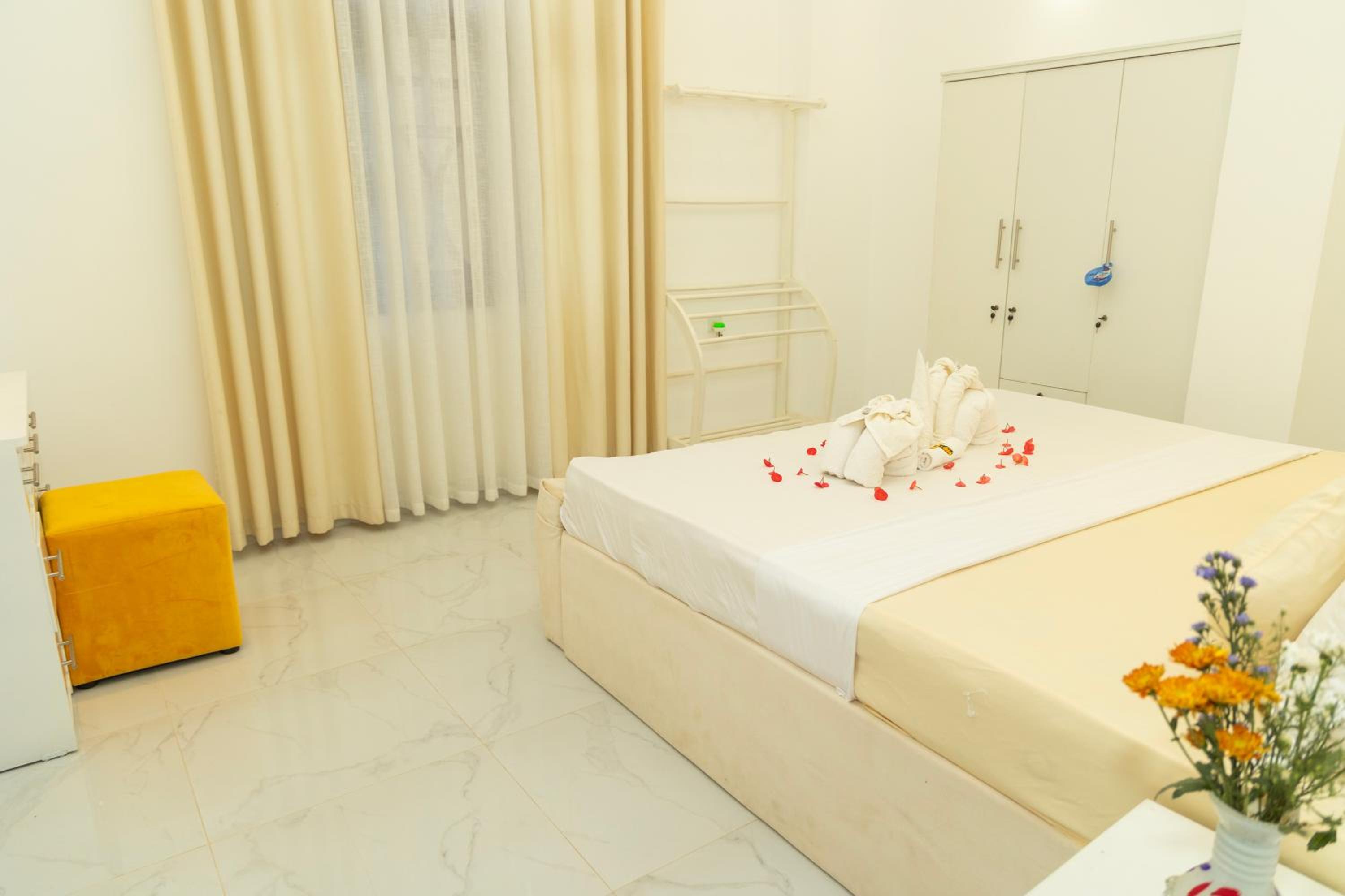 Queen Room with Shared Bathroom photo 2