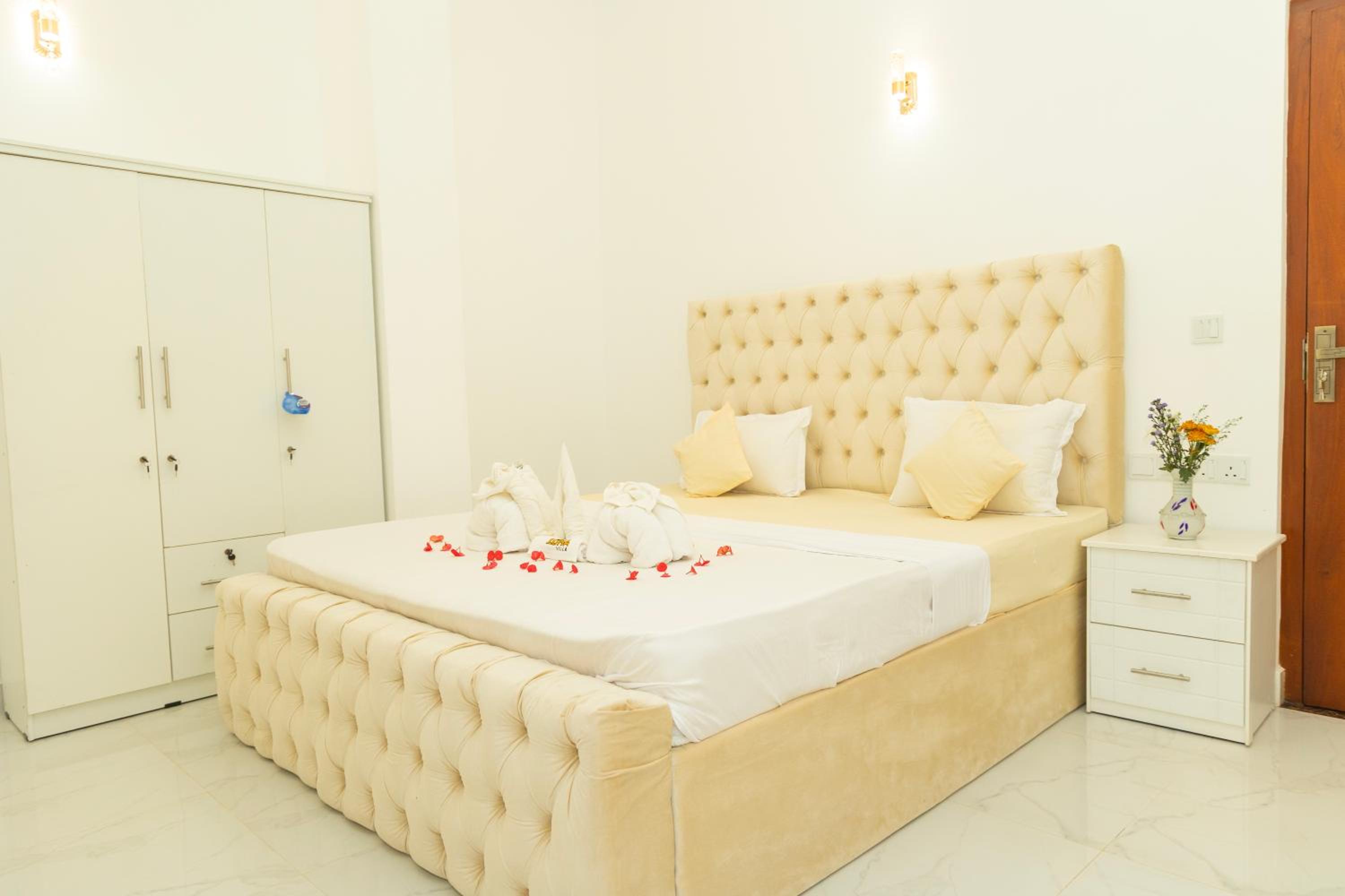 Queen Room with Shared Bathroom photo 1
